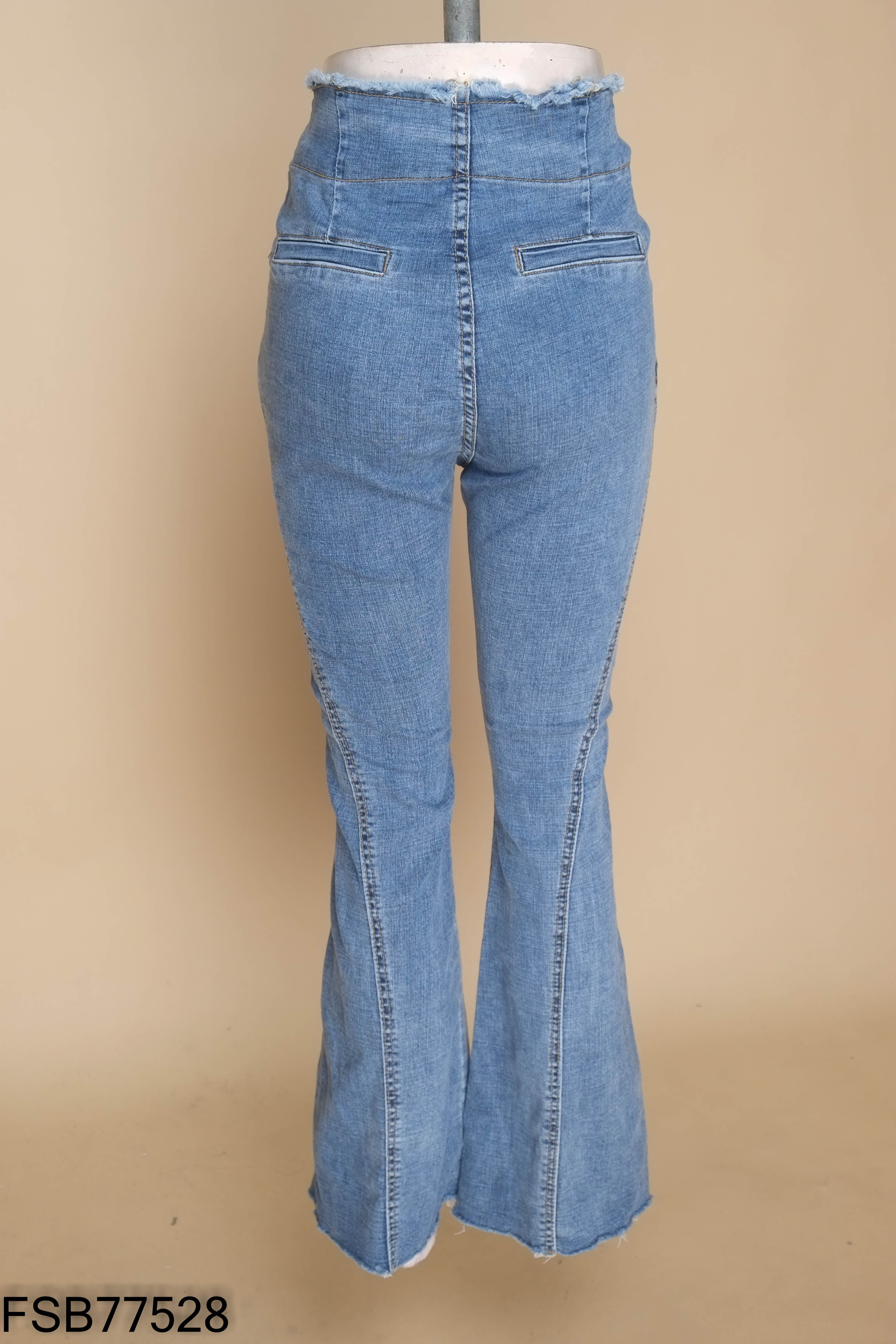 Quần jeans xanh dáng loe