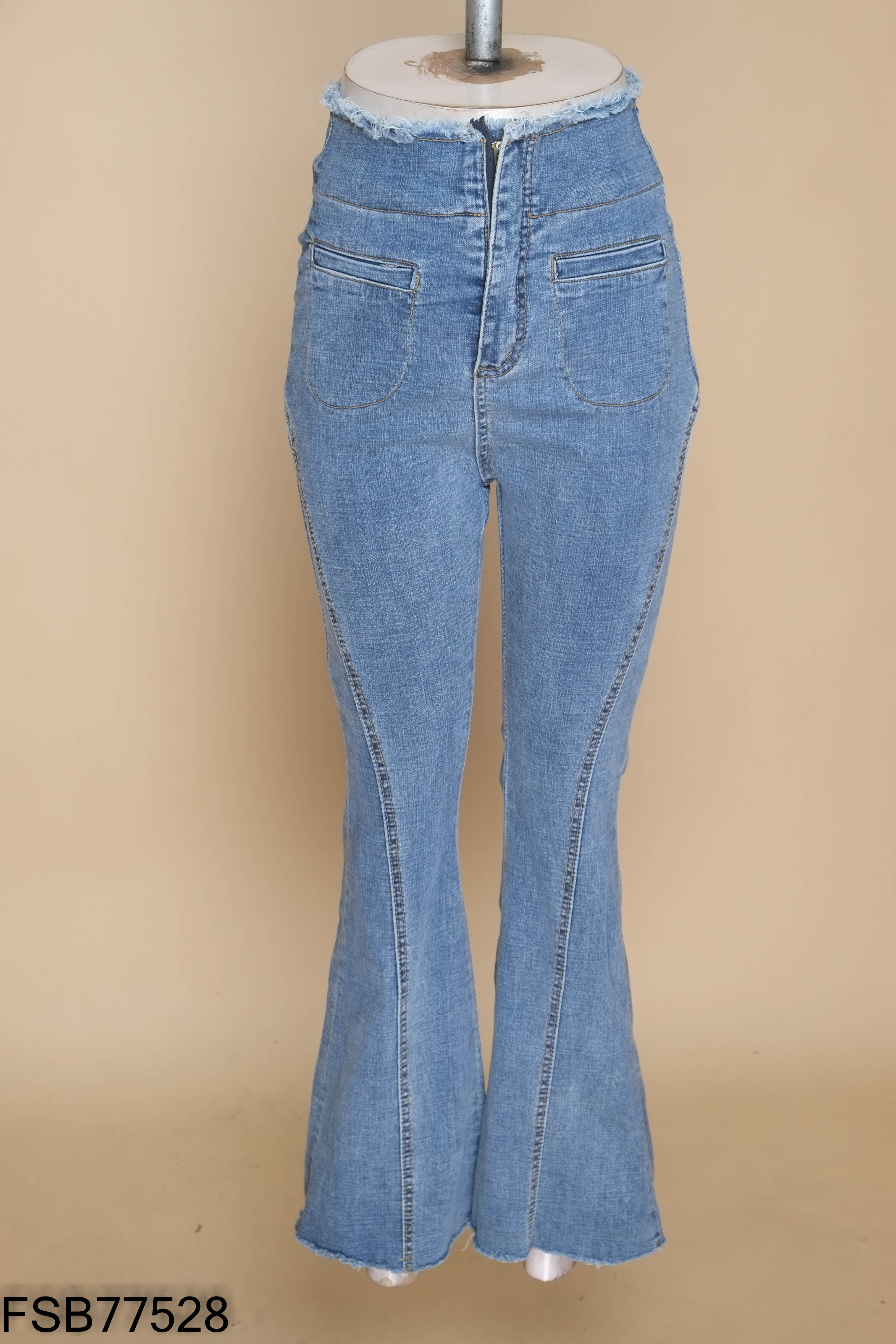Quần jeans xanh dáng loe