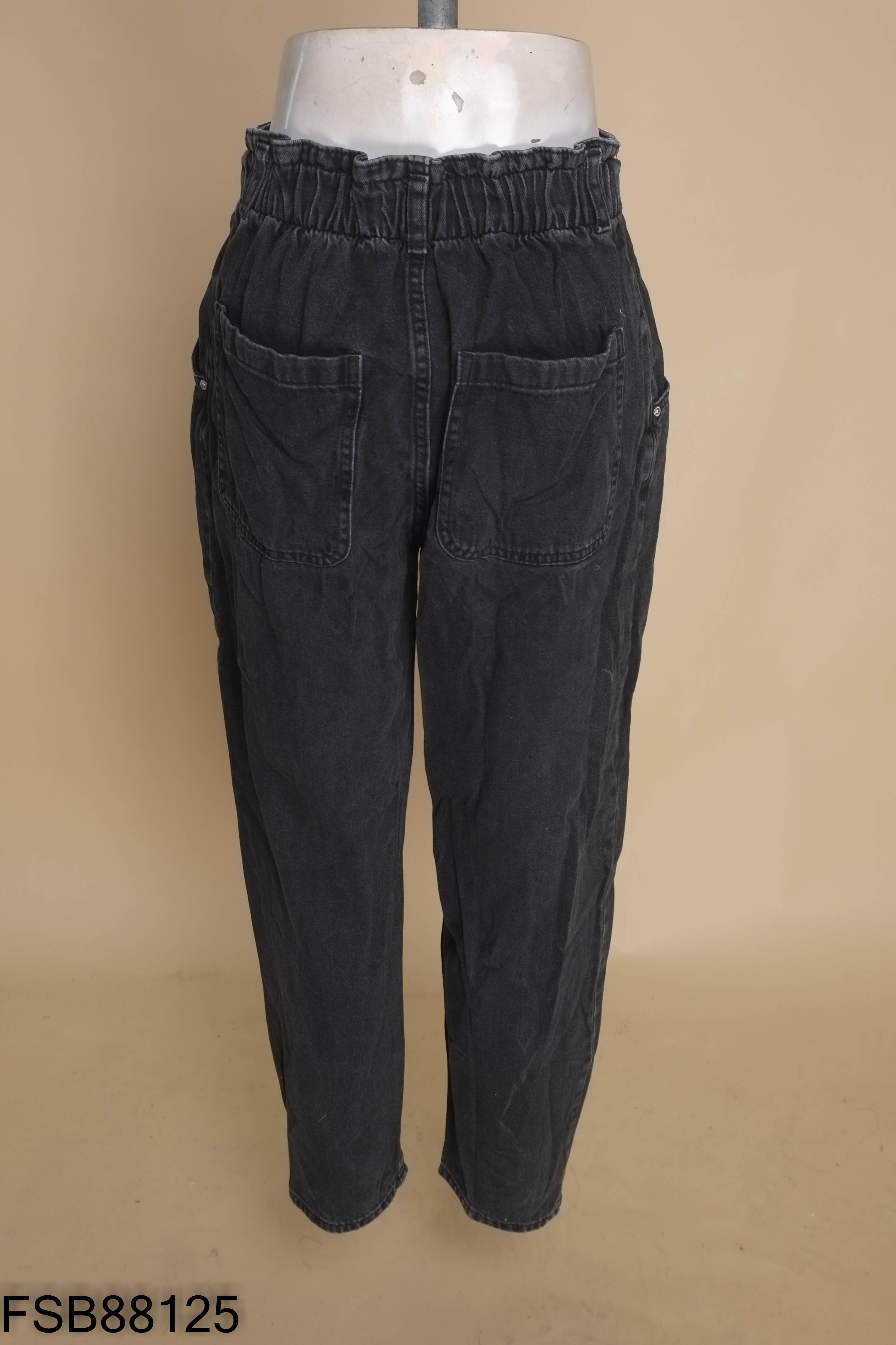 Quần jeans đen MNG