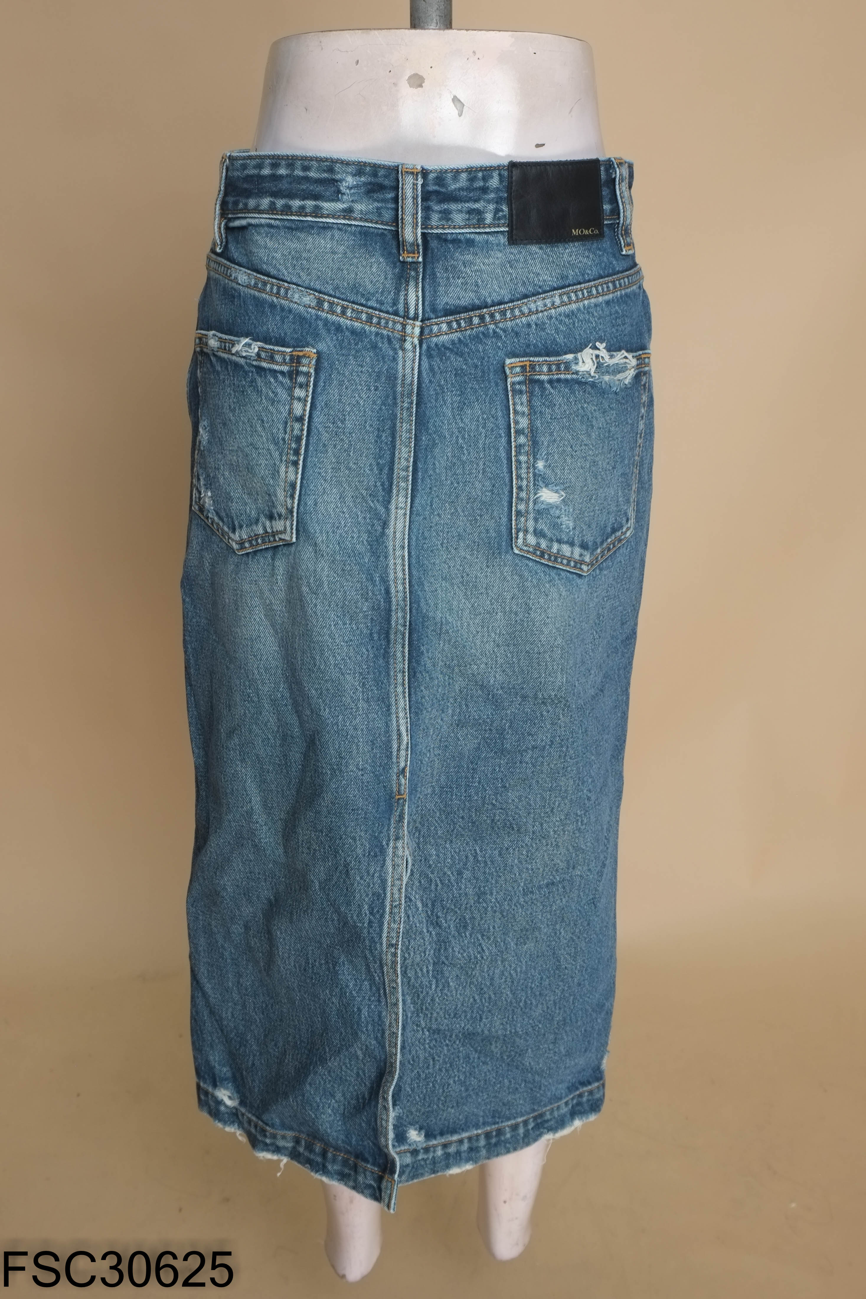 Chân váy jeans xanh MO&CO