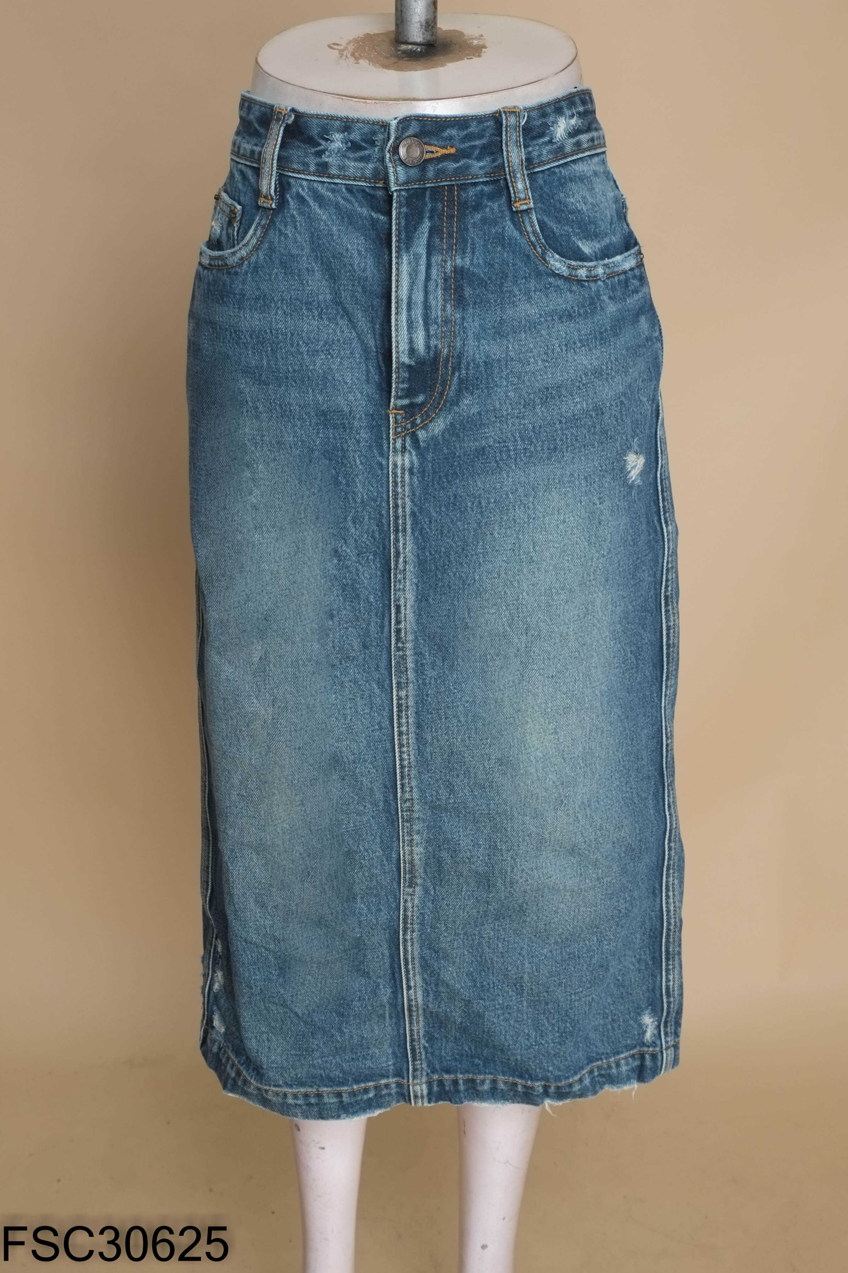 Chân váy jeans xanh MO&CO