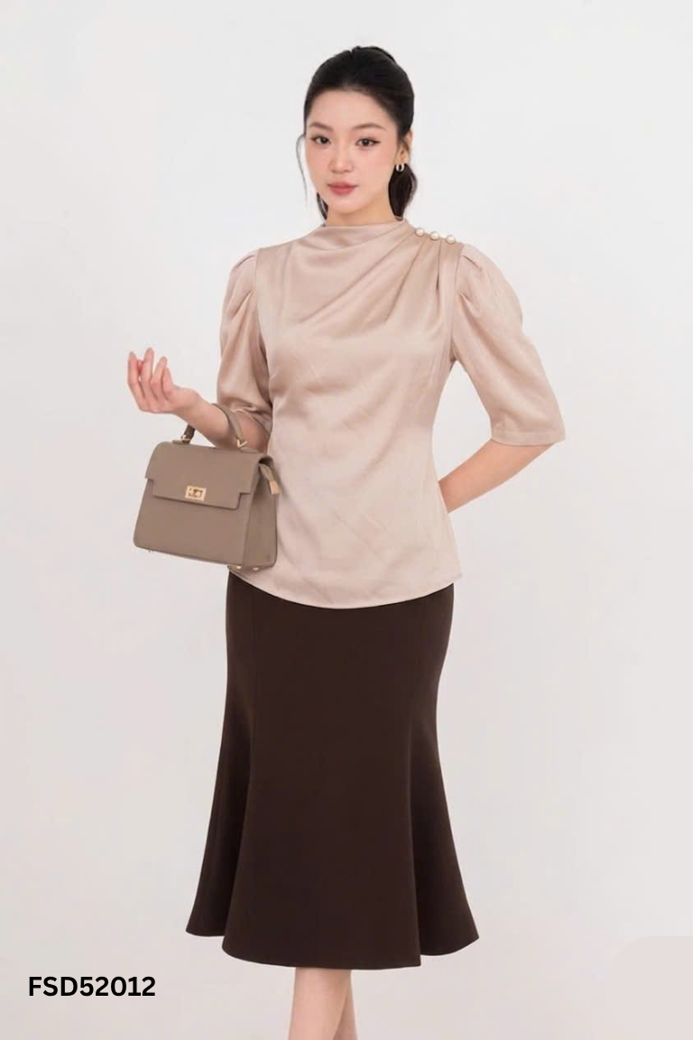 Áo LAMIGO lụa be đính khuy