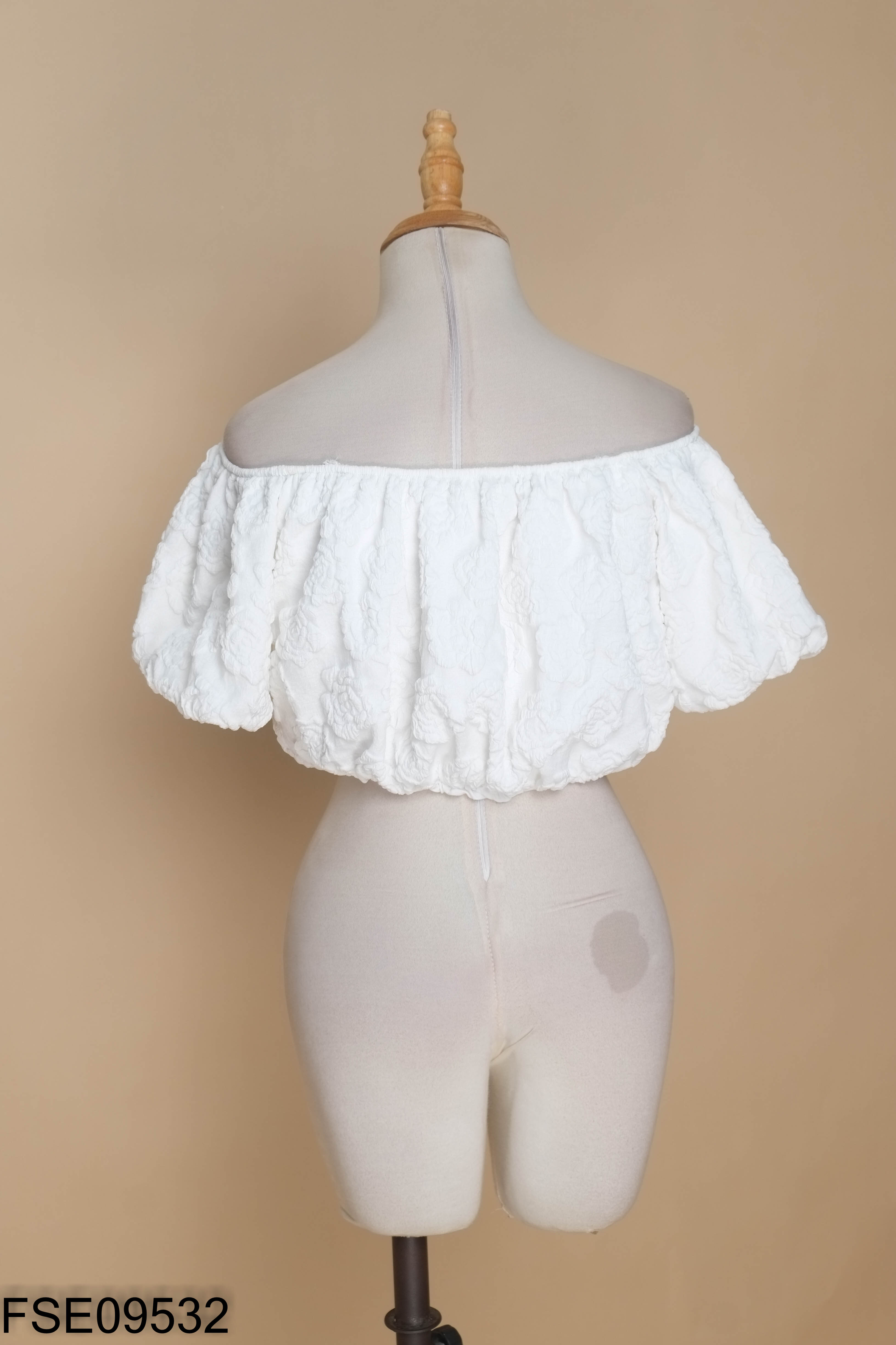 Áo croptop trắng họa tiết nổi