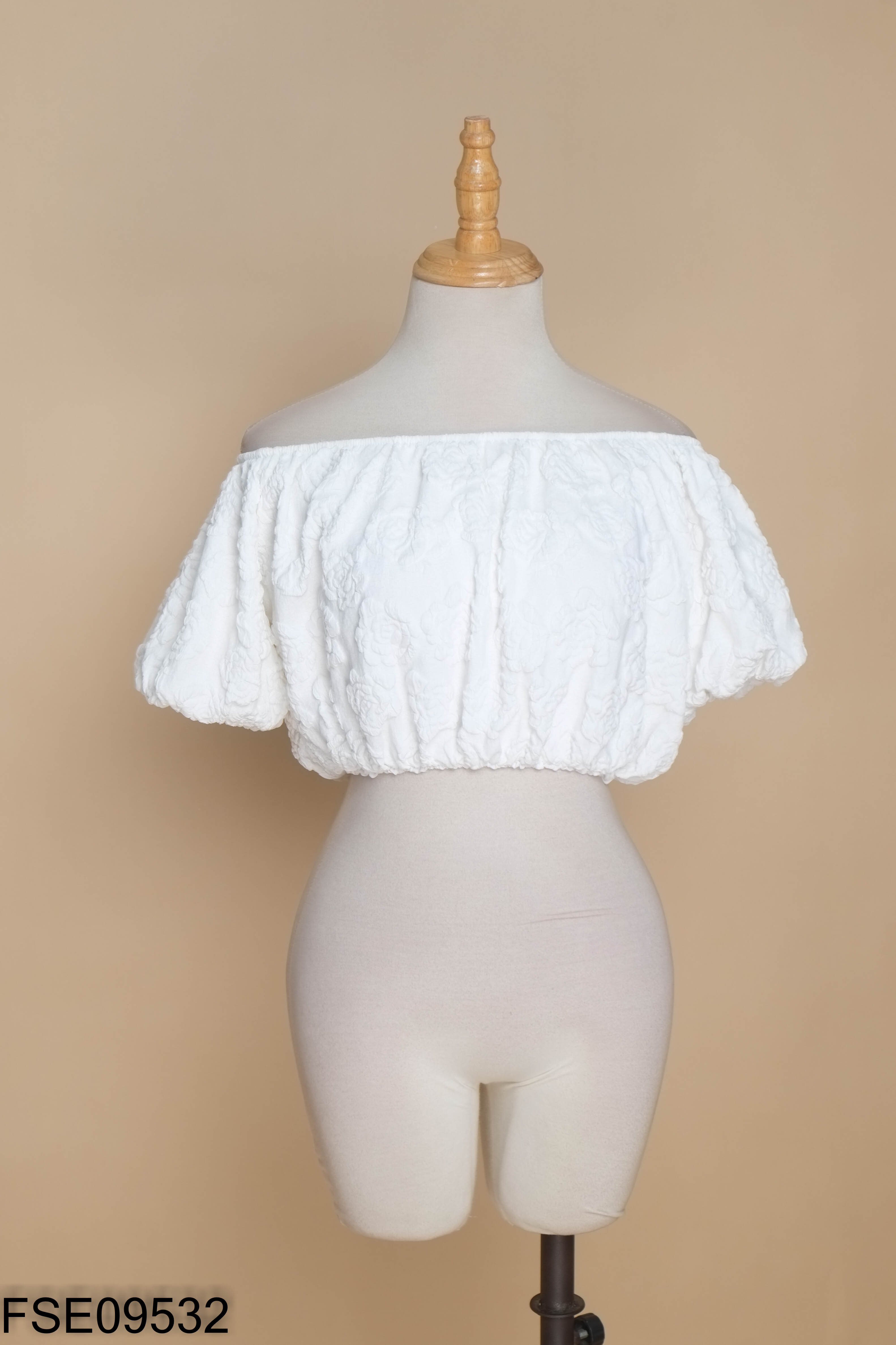 Áo croptop trắng họa tiết nổi
