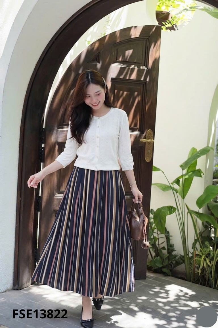 Set áo len trắng + chân váy đen xanh kẻ
