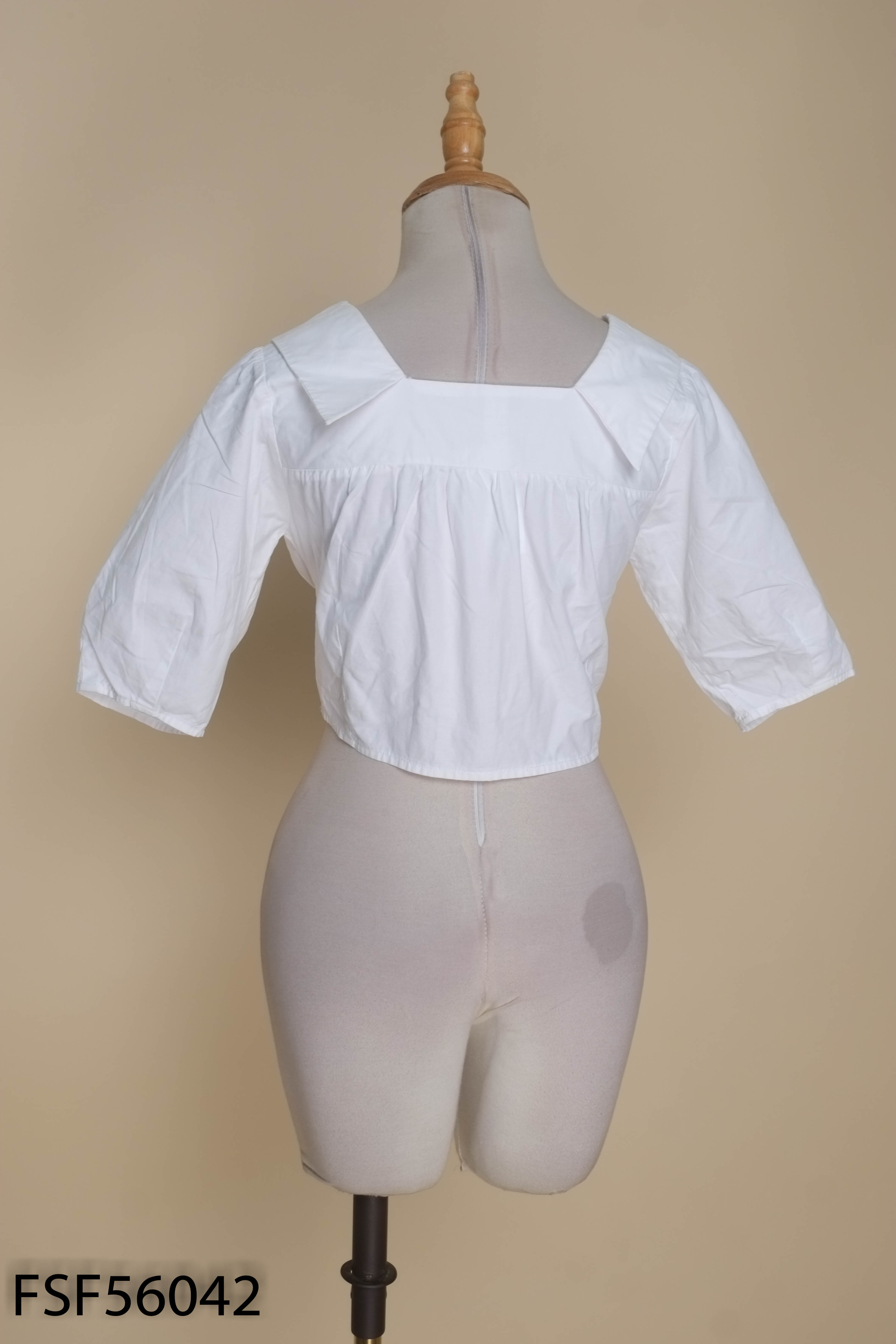 Áo croptop trắng cổ vuông