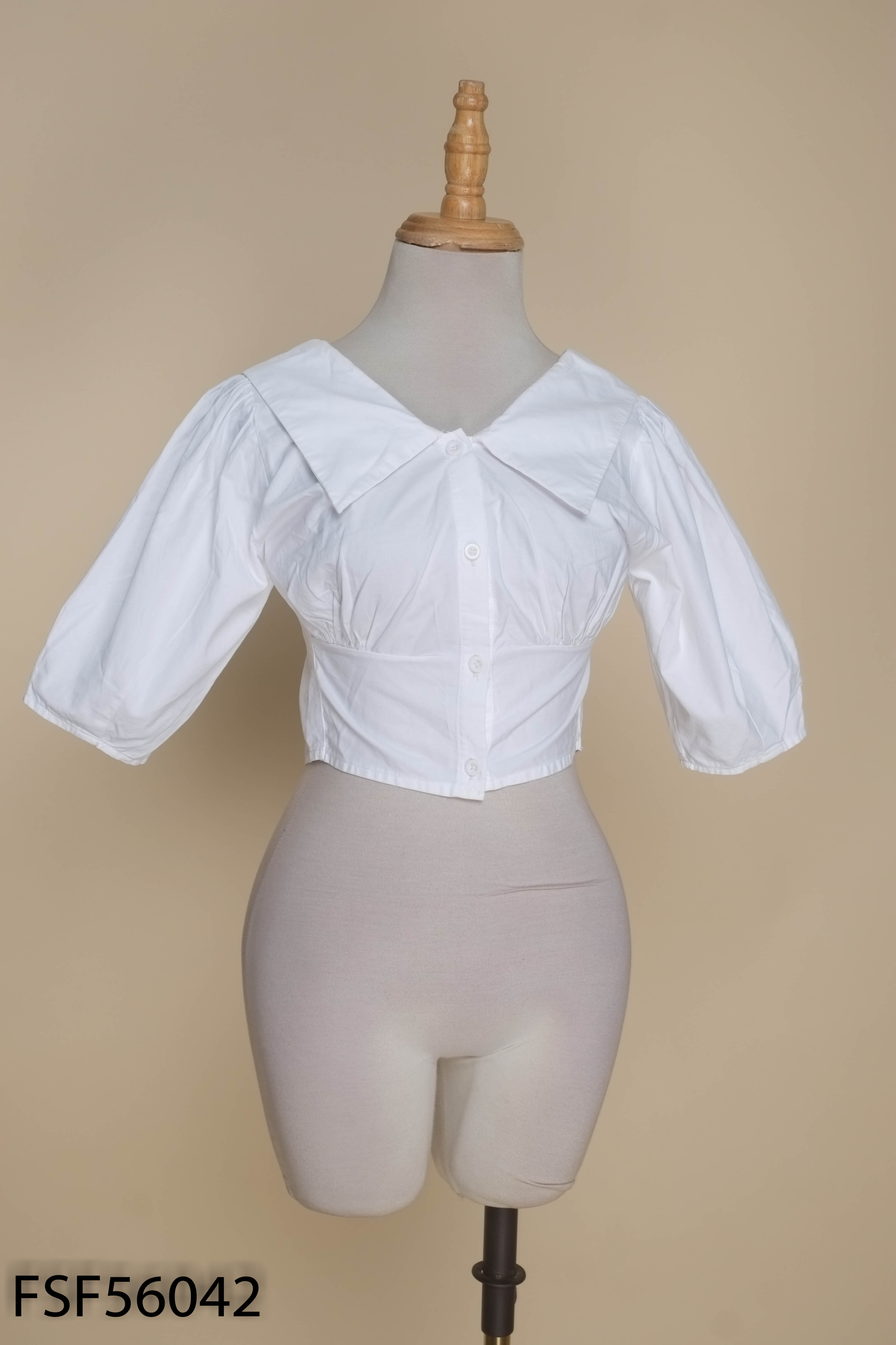 Áo croptop trắng cổ vuông