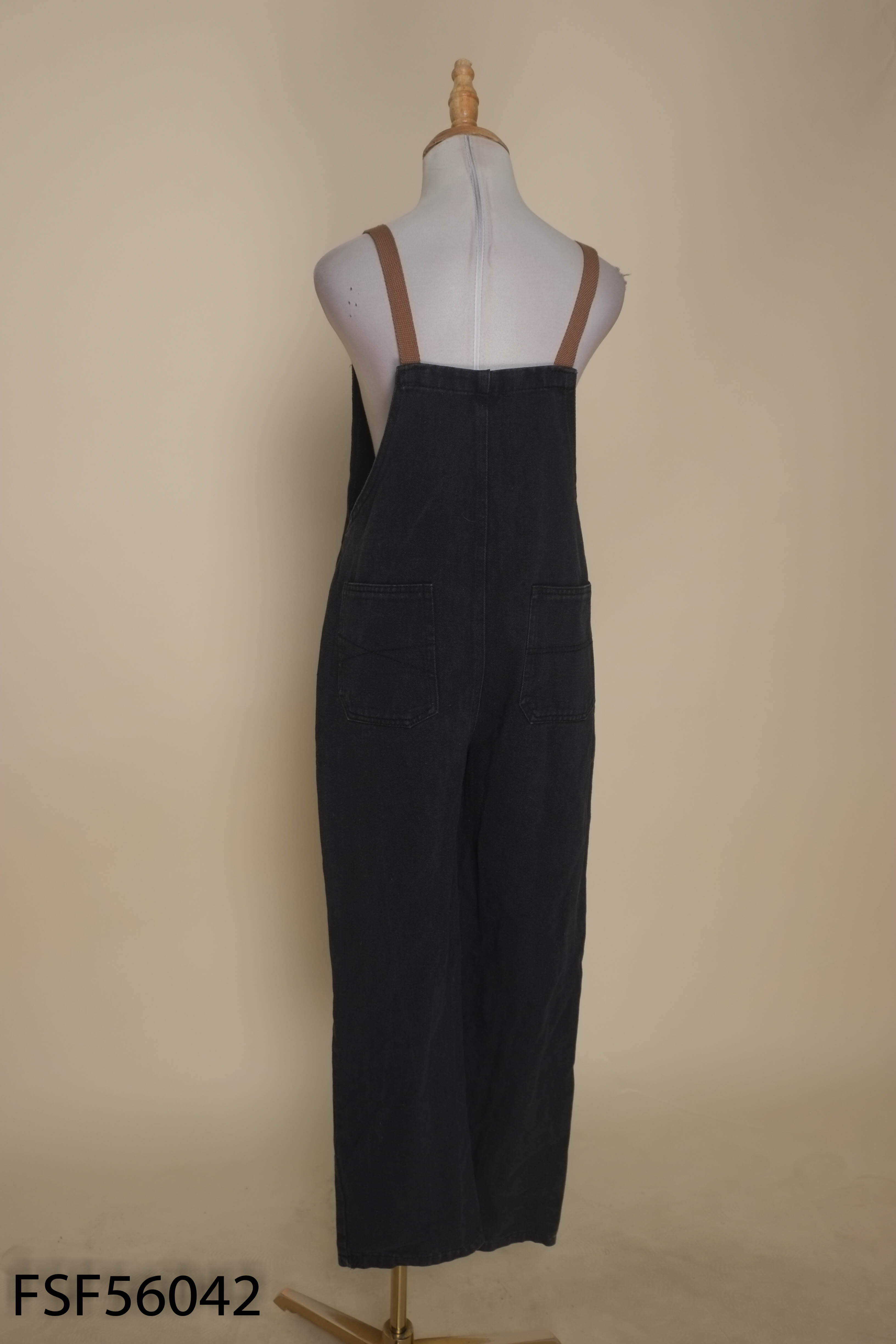 Jumpsuit jean đen thêu chữ