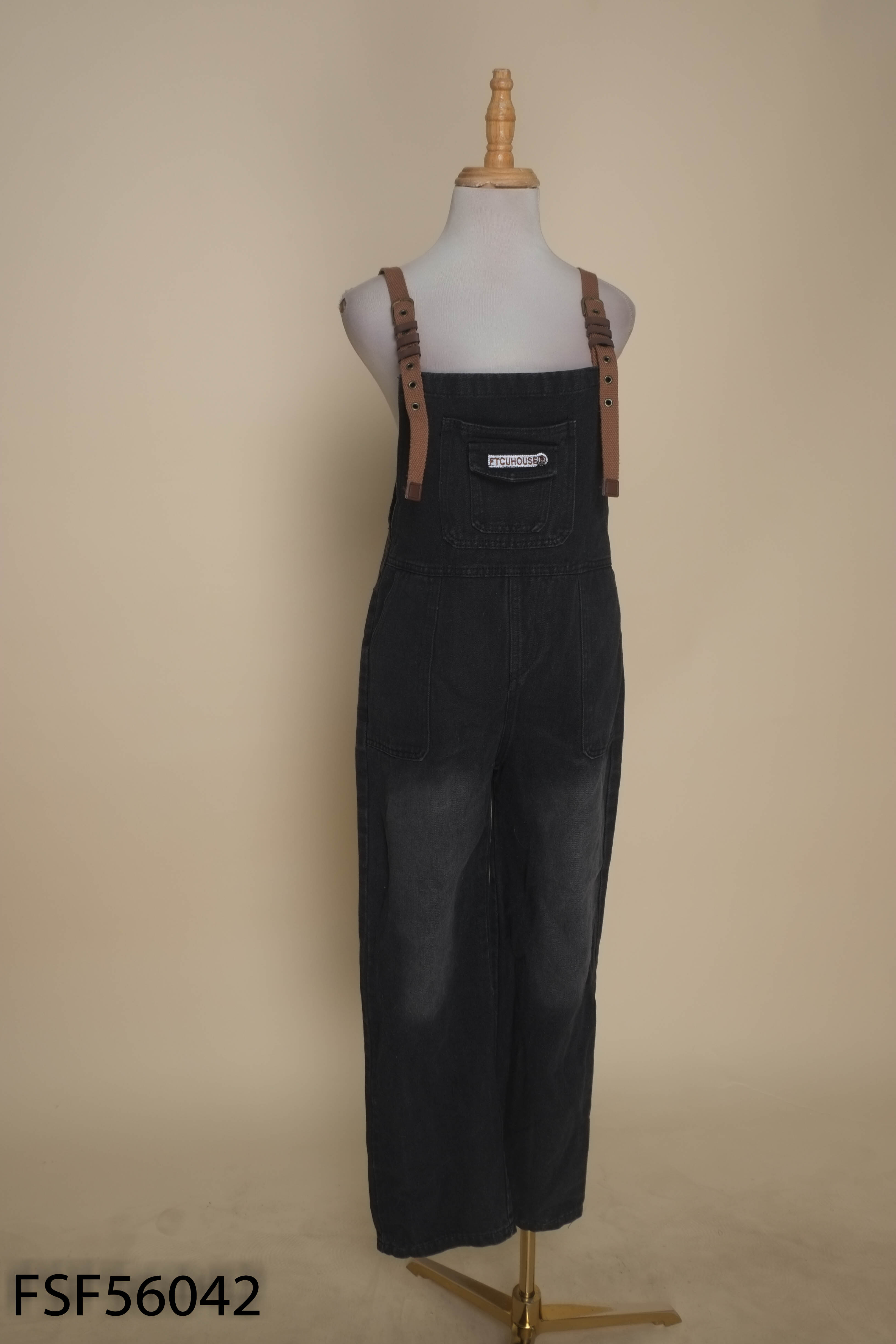Jumpsuit jean đen thêu chữ