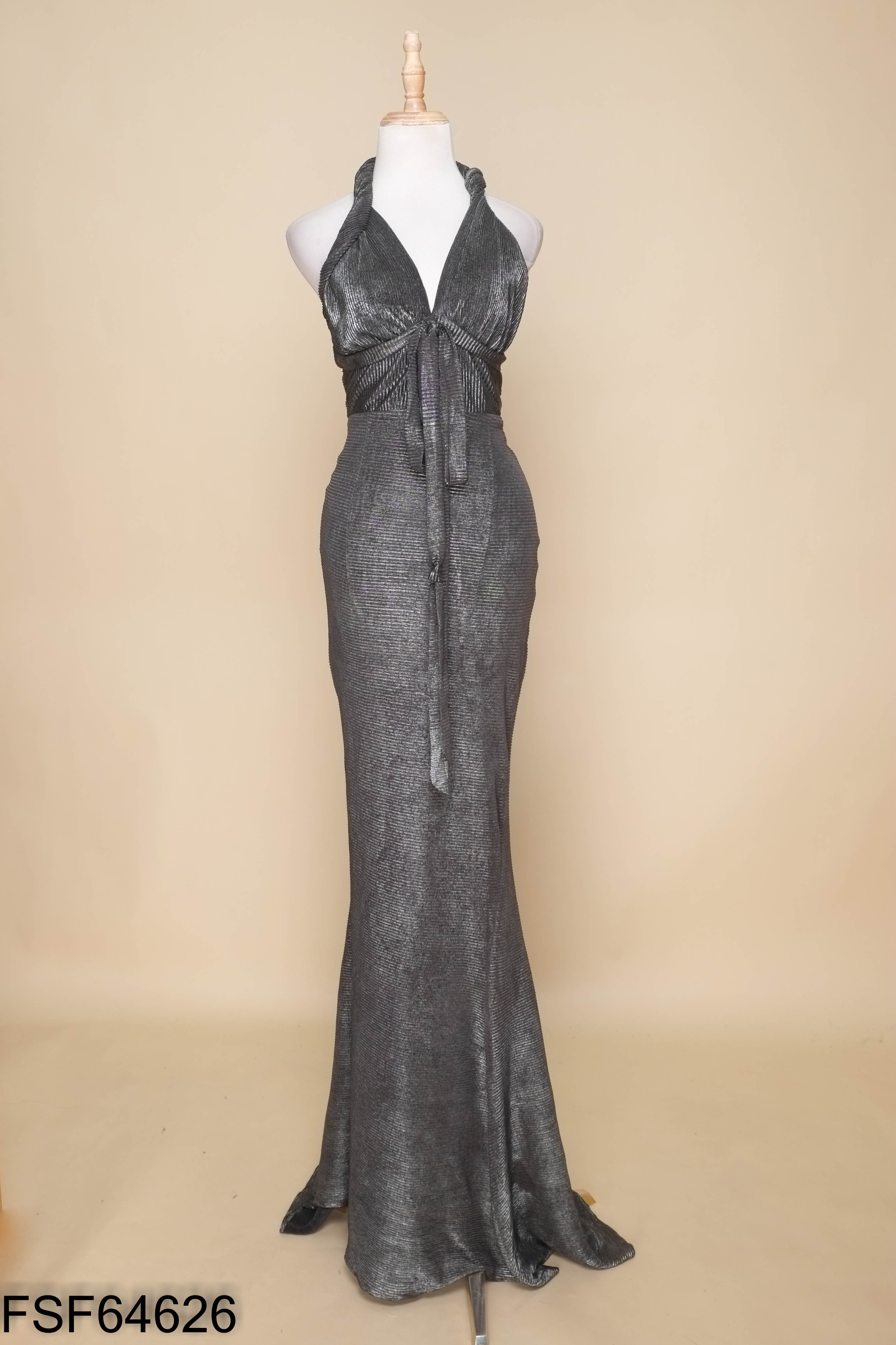 Váy XITA QUEEN đen cổ yếm