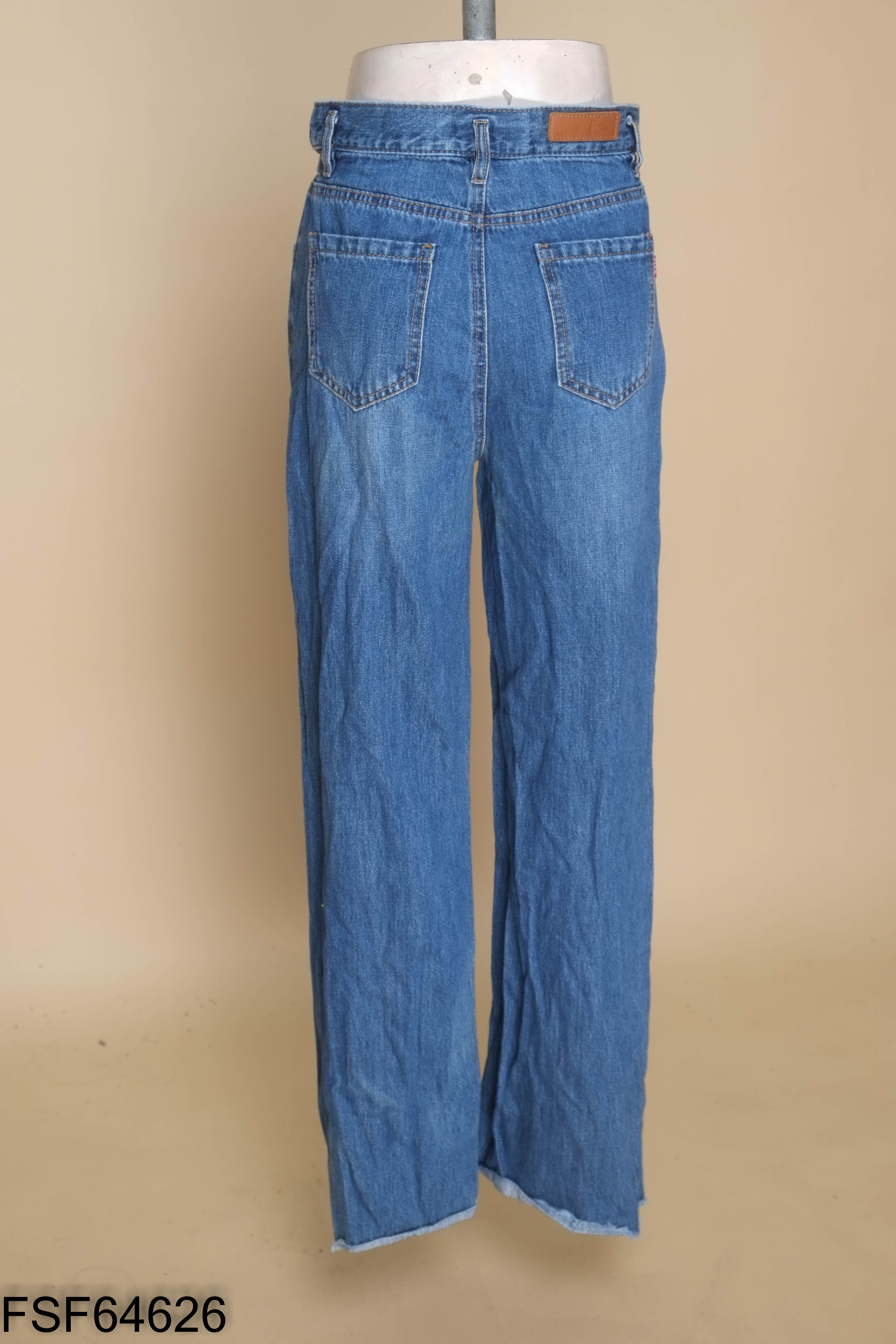 Quần jeans xanh ống loe