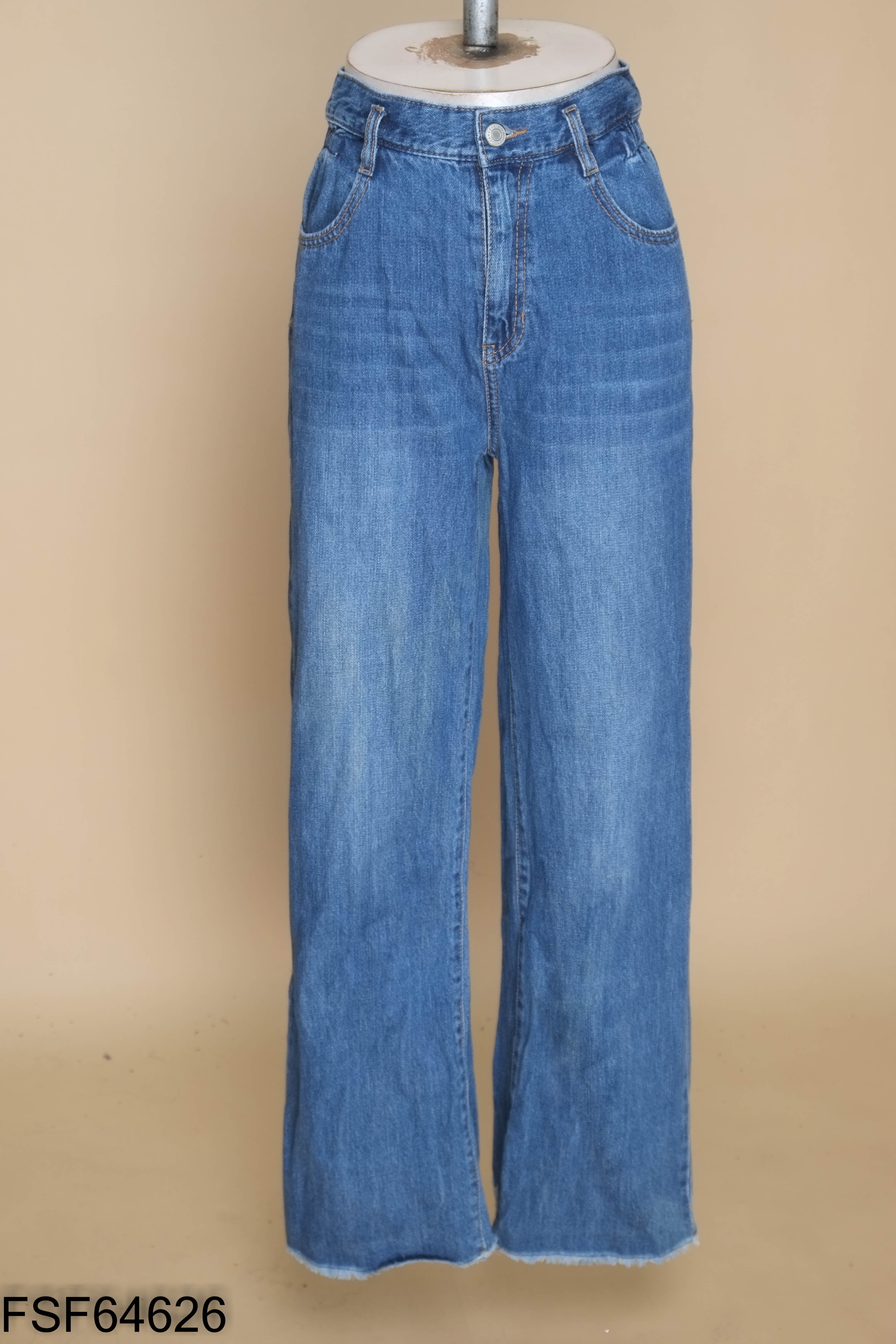 Quần jeans xanh ống loe