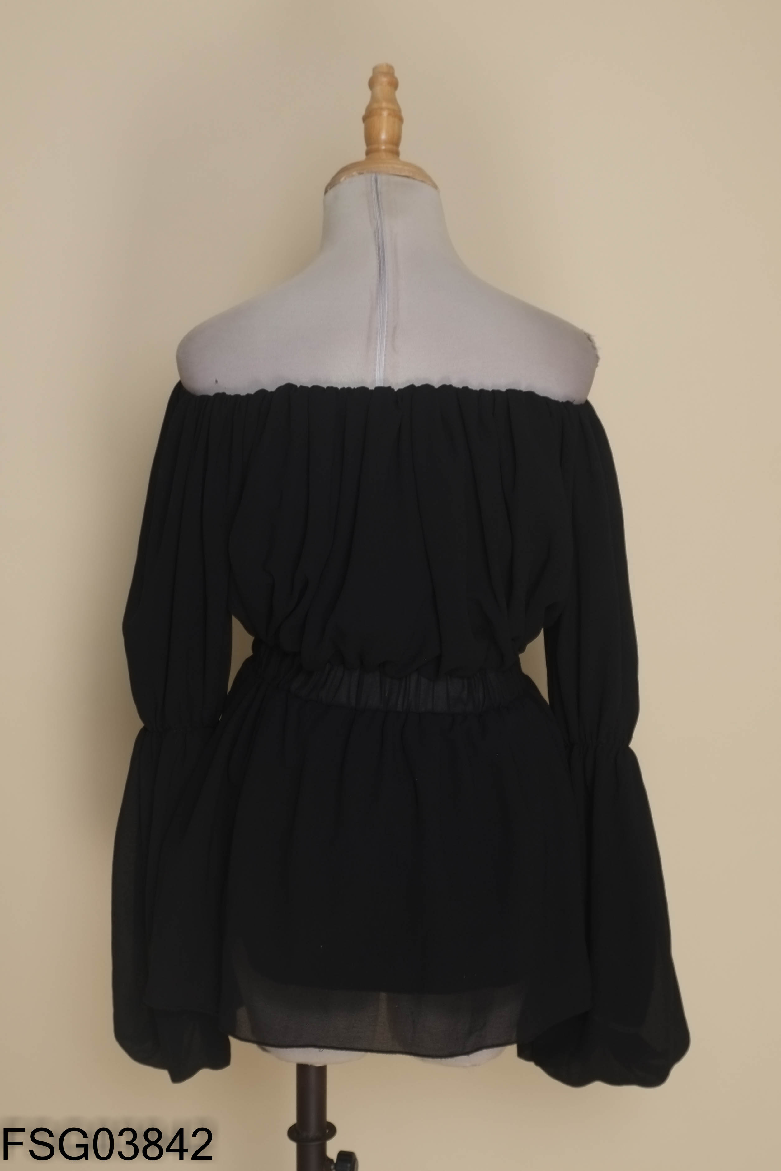 Áo trễ vai tay bồng dáng peplum