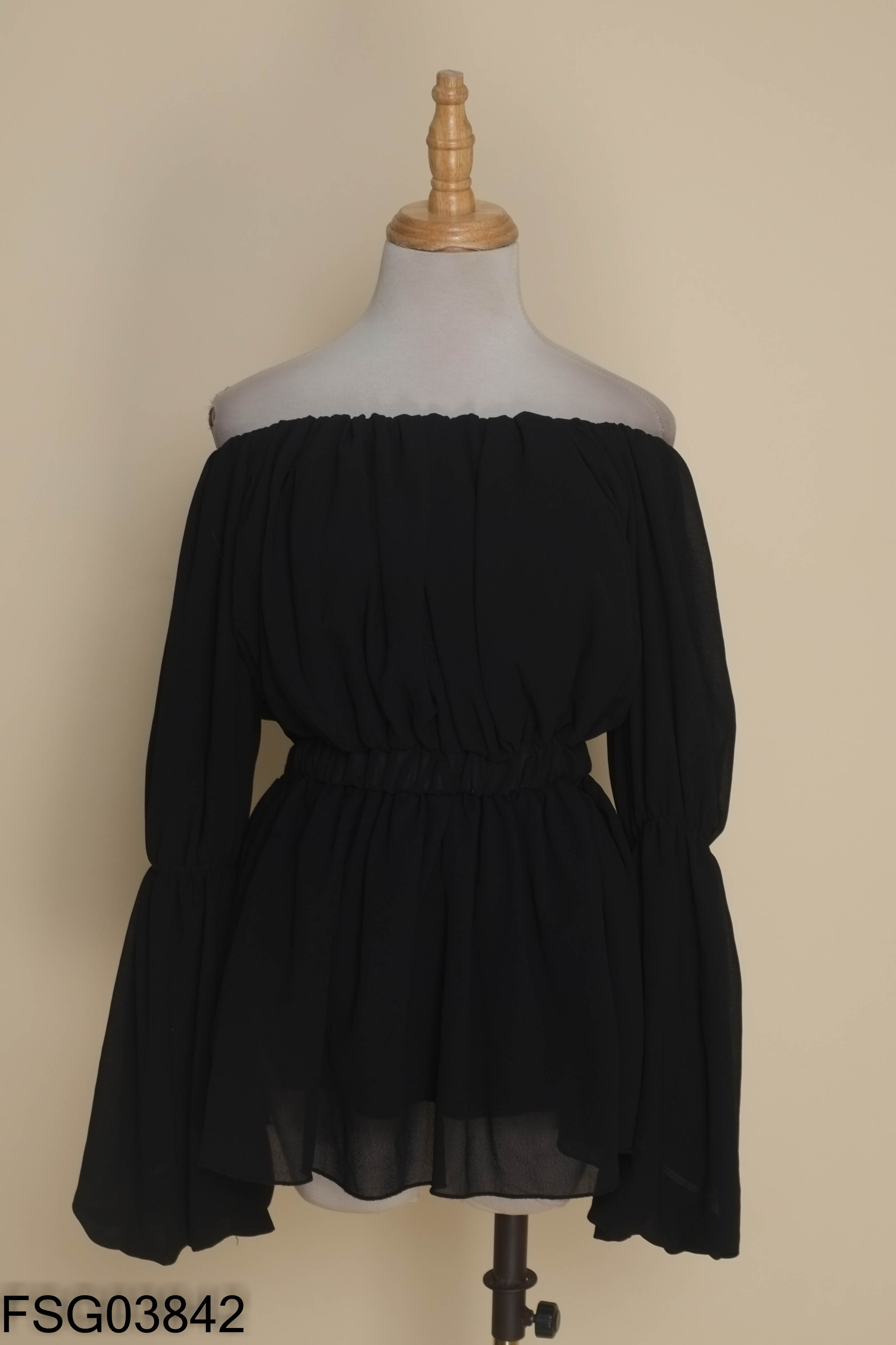 Áo trễ vai tay bồng dáng peplum