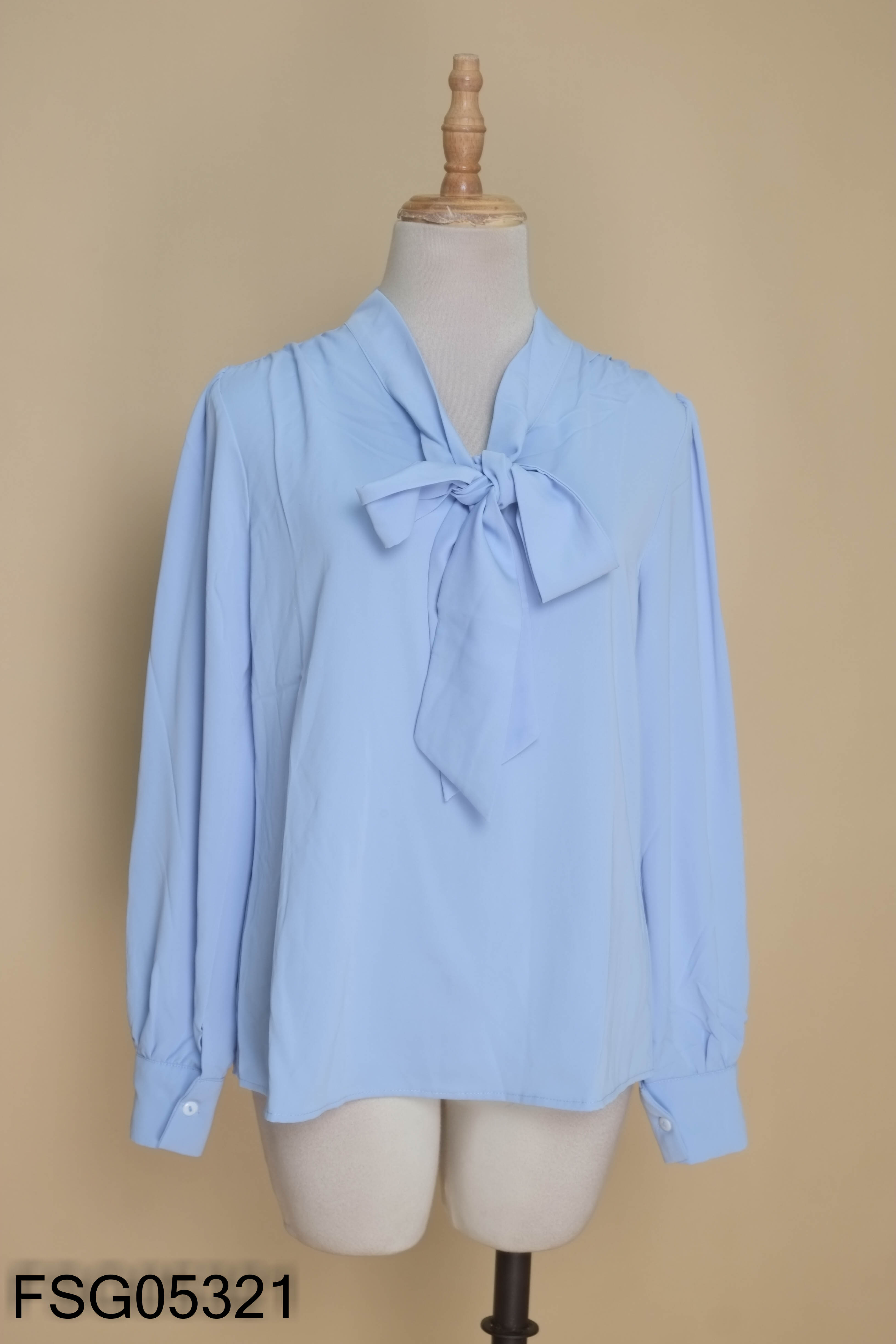 Áo xanh pastel nơ cổ