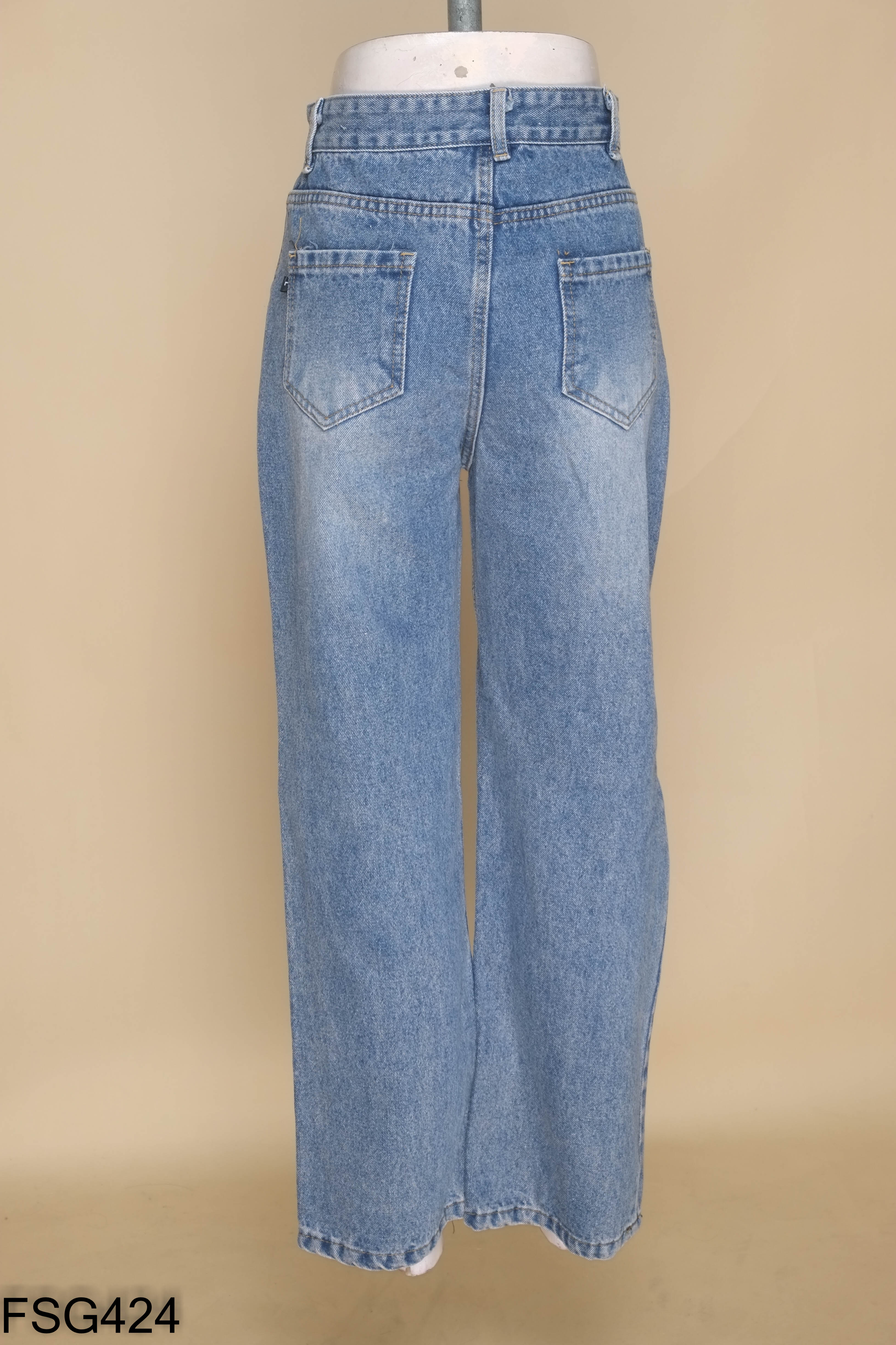 Quần jeans xanh rách