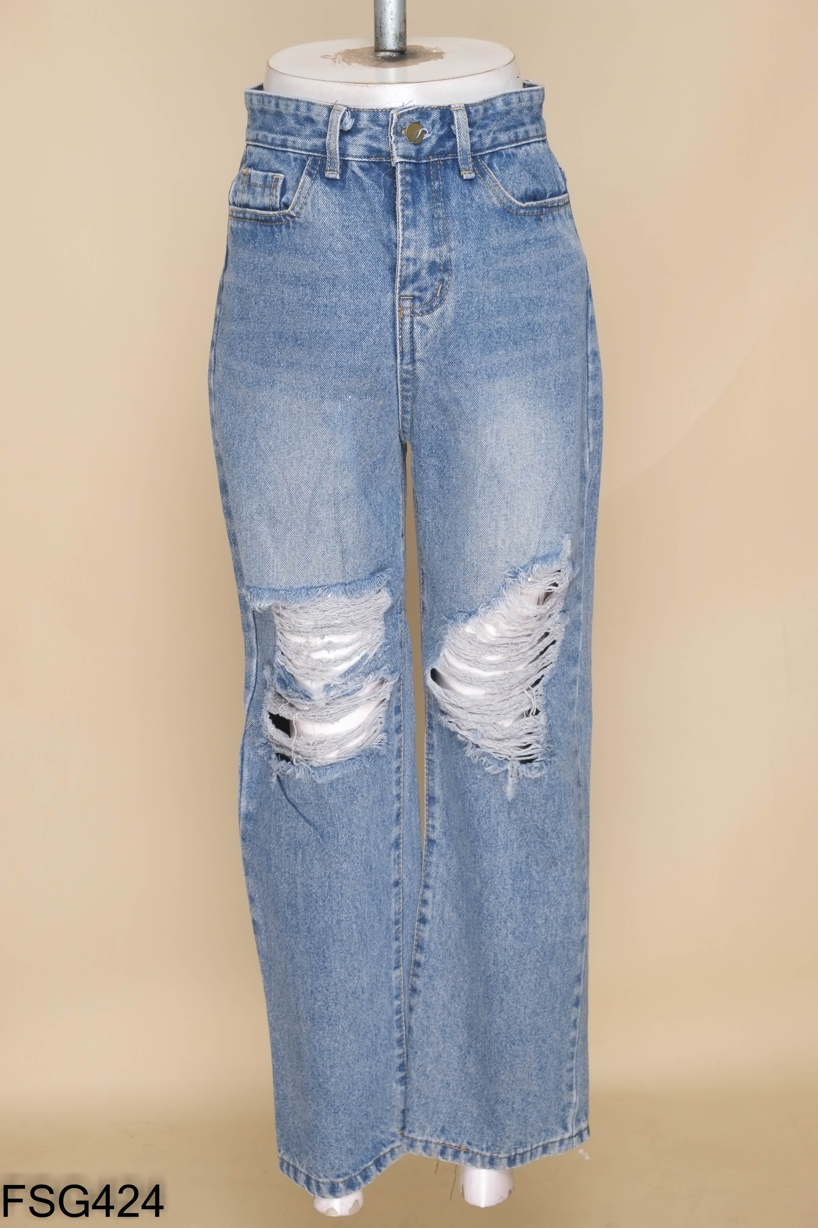 Quần jeans xanh rách