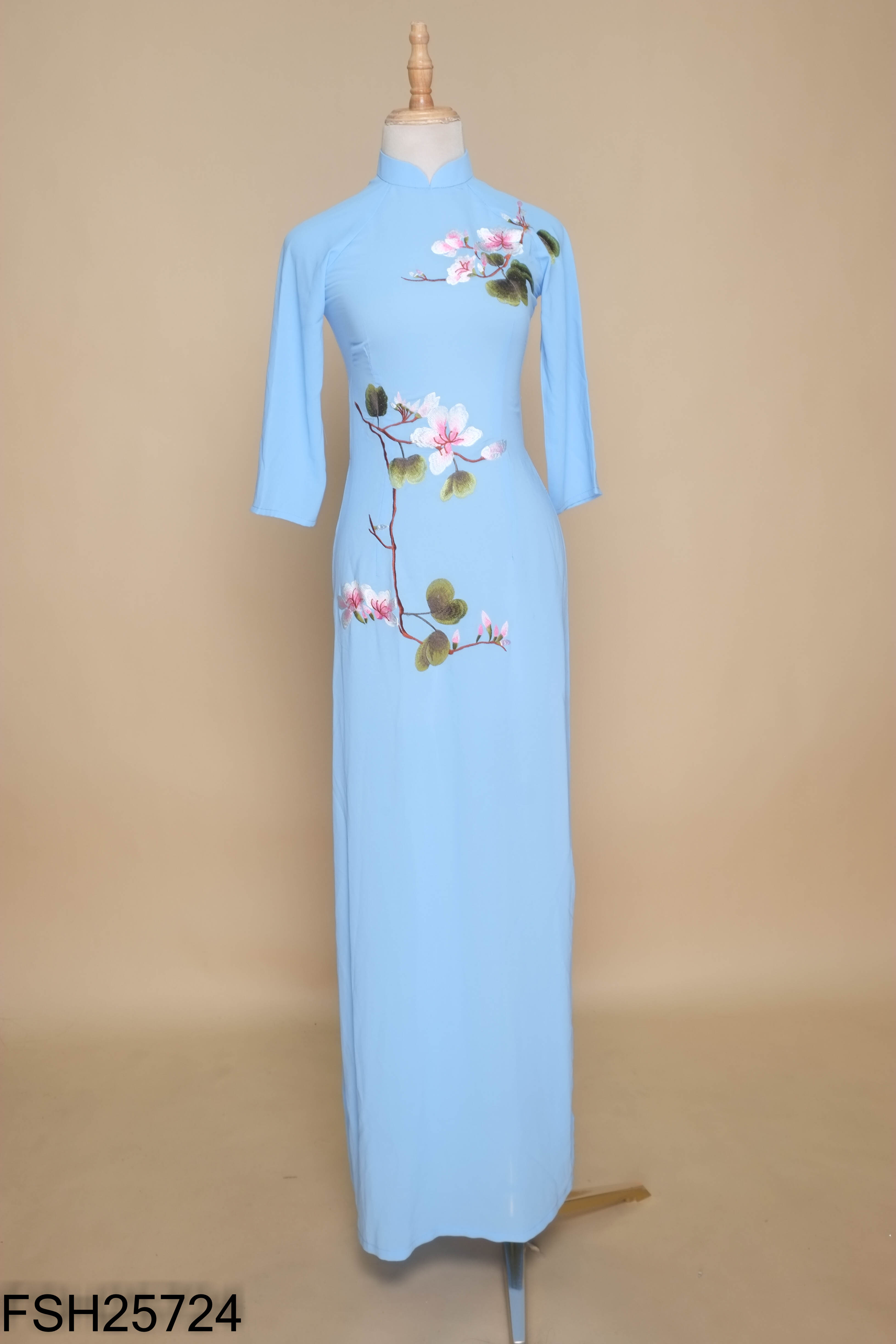 Áo dài xanh thêu hoa