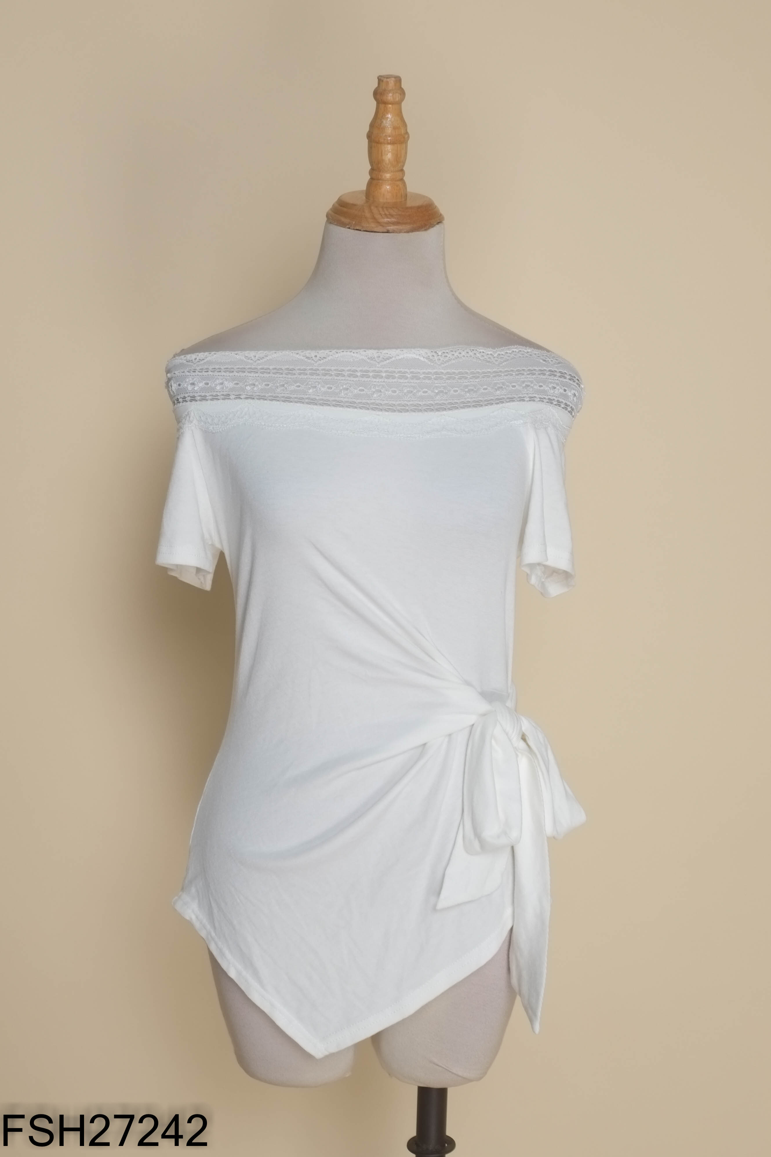 Áo trắng viền cổ ren