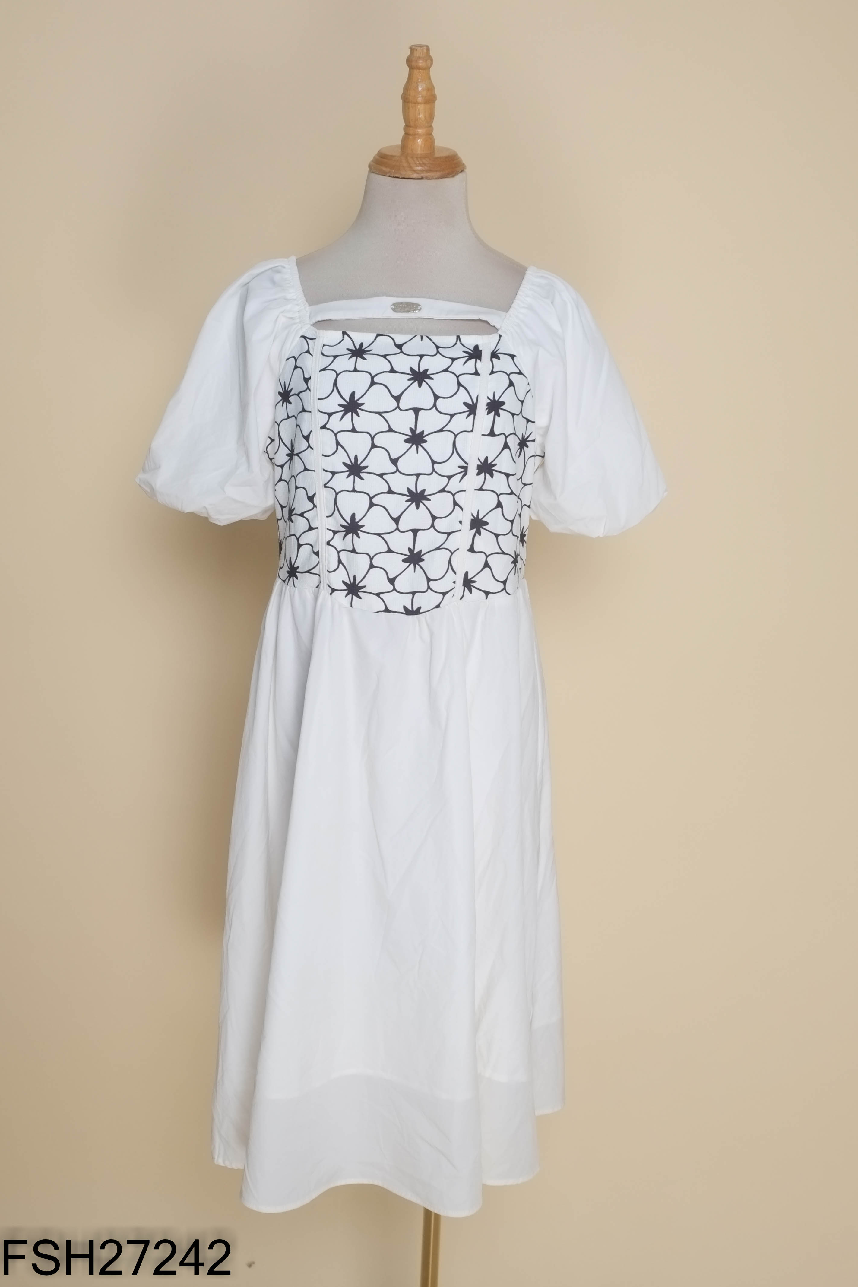 Váy trắng tay bồng