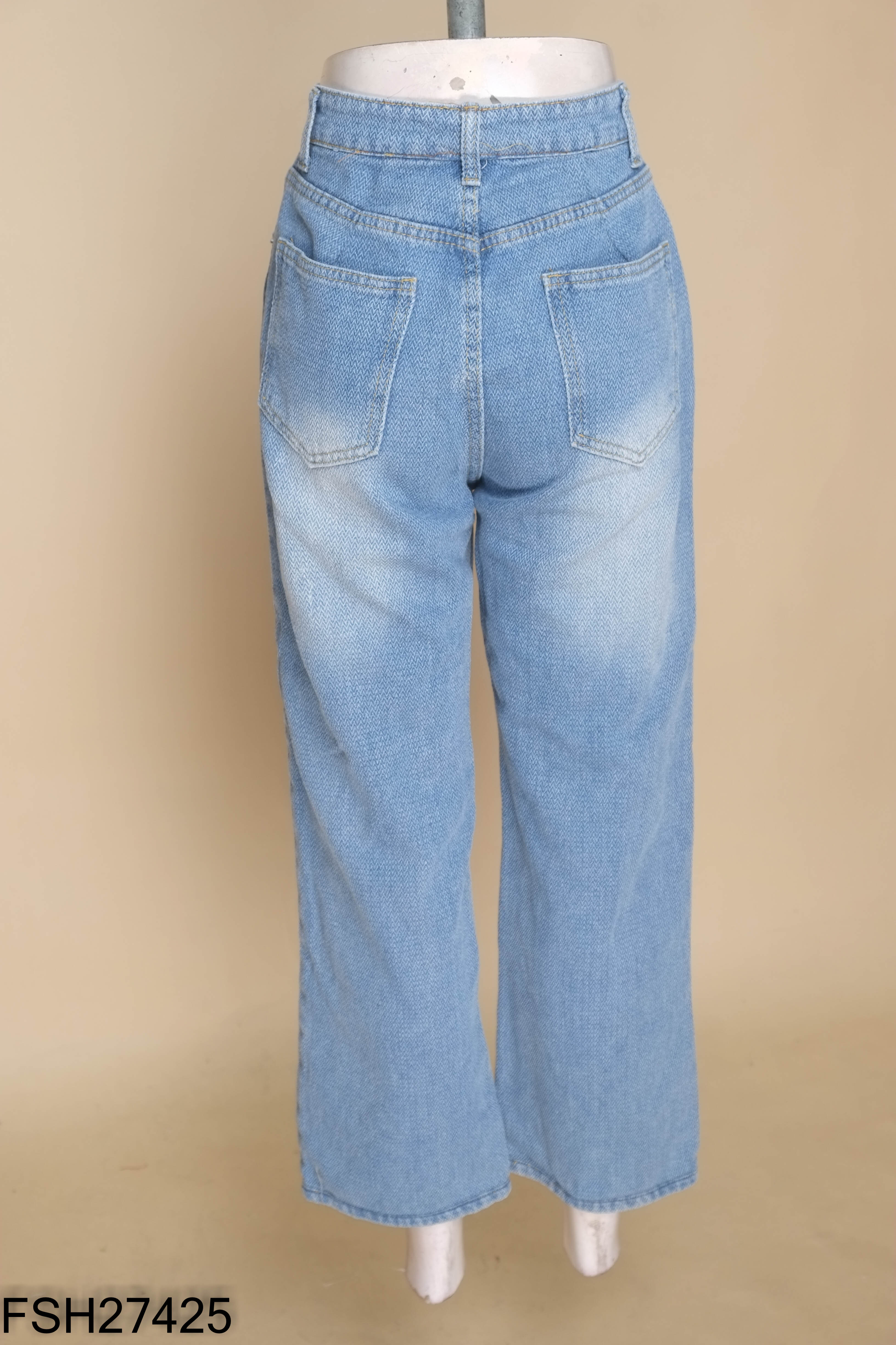 Quần jeans xanh họa tiết