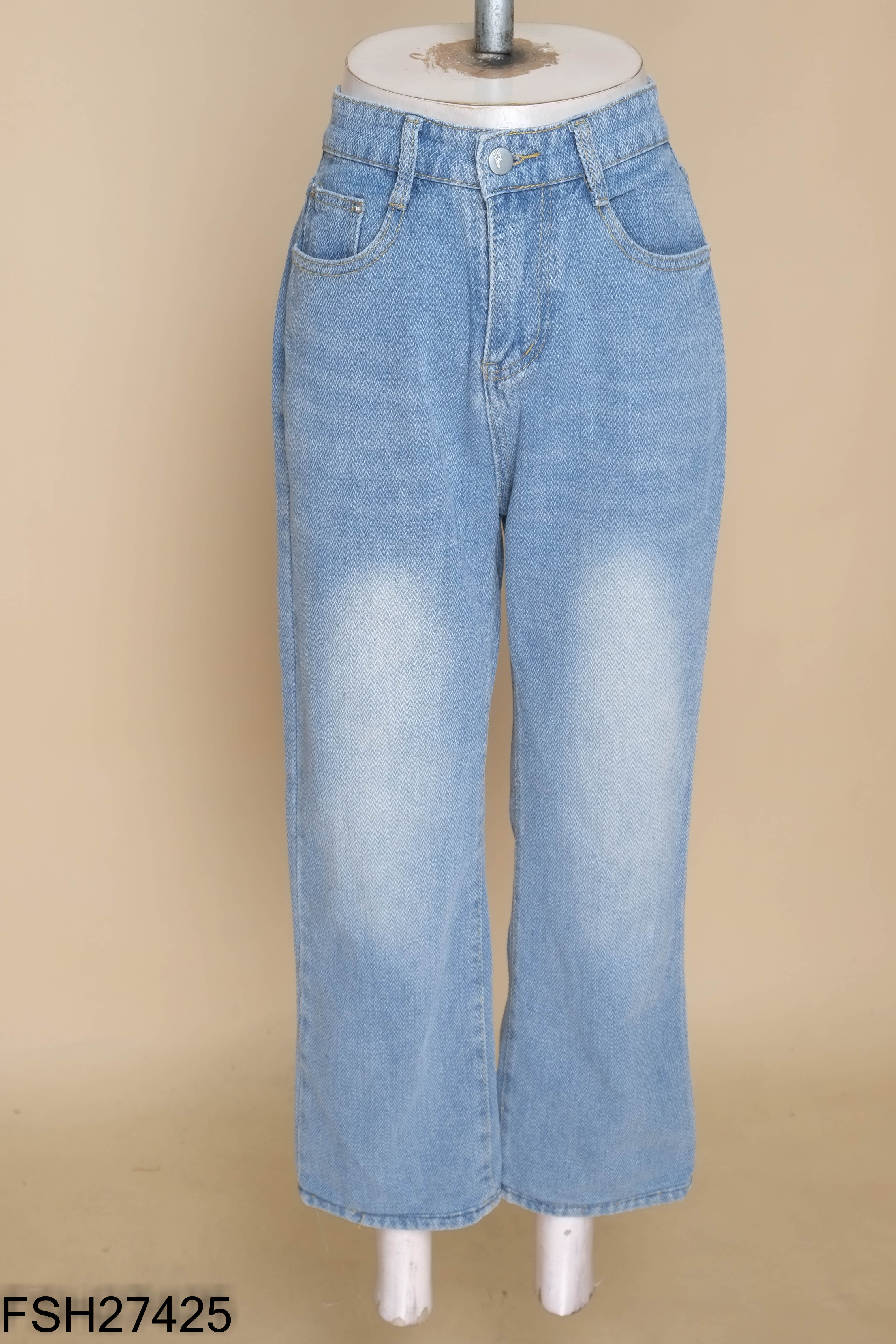 Quần jeans xanh họa tiết