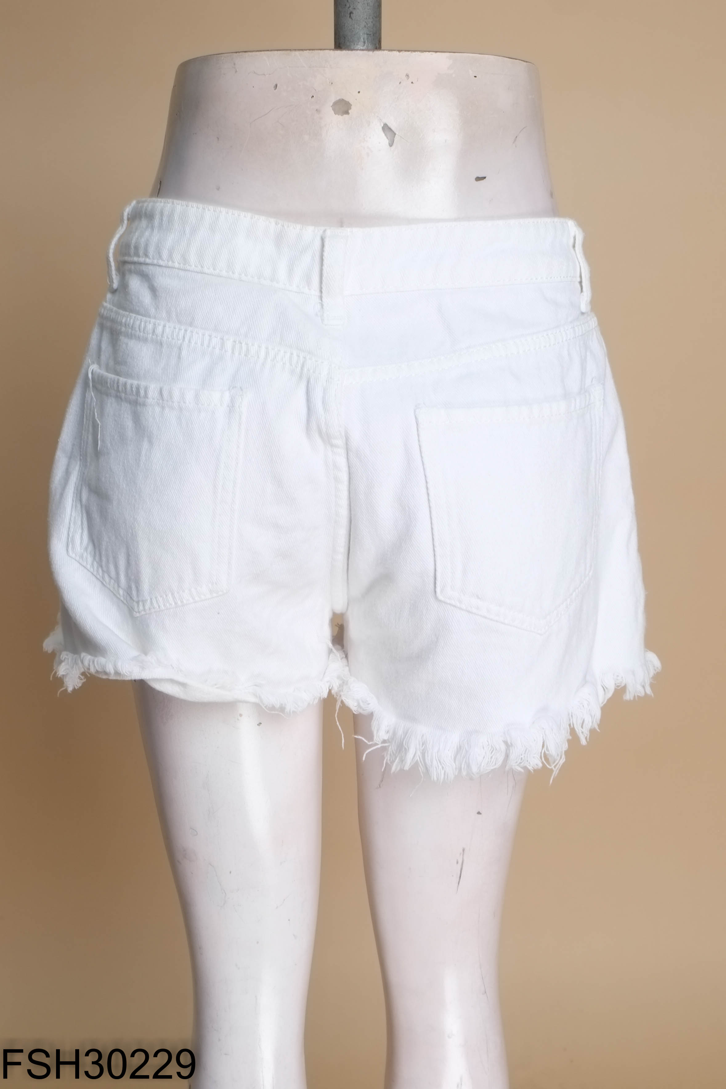 Quần shorts jeans trắng cắt gấu