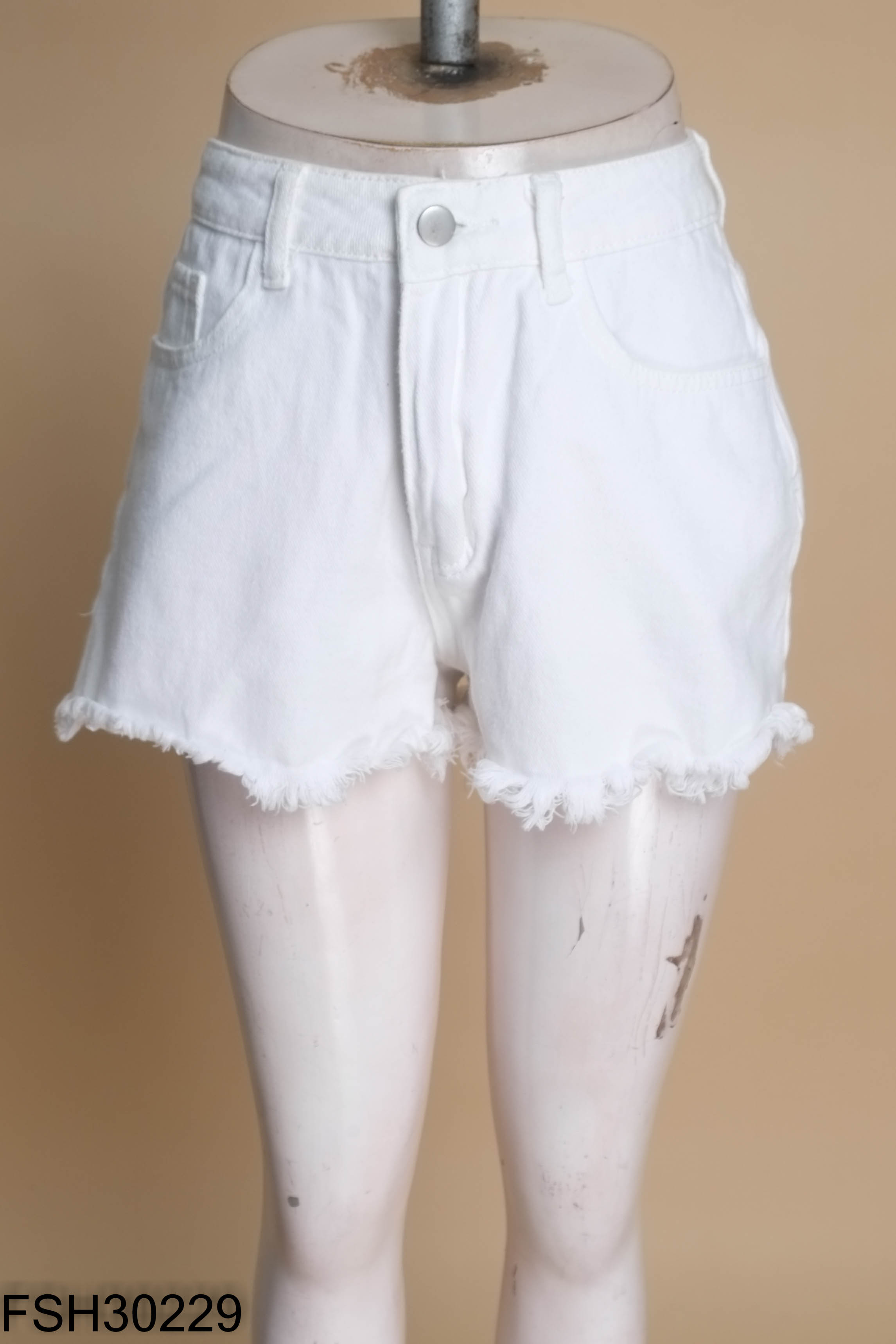 Quần shorts jeans trắng cắt gấu
