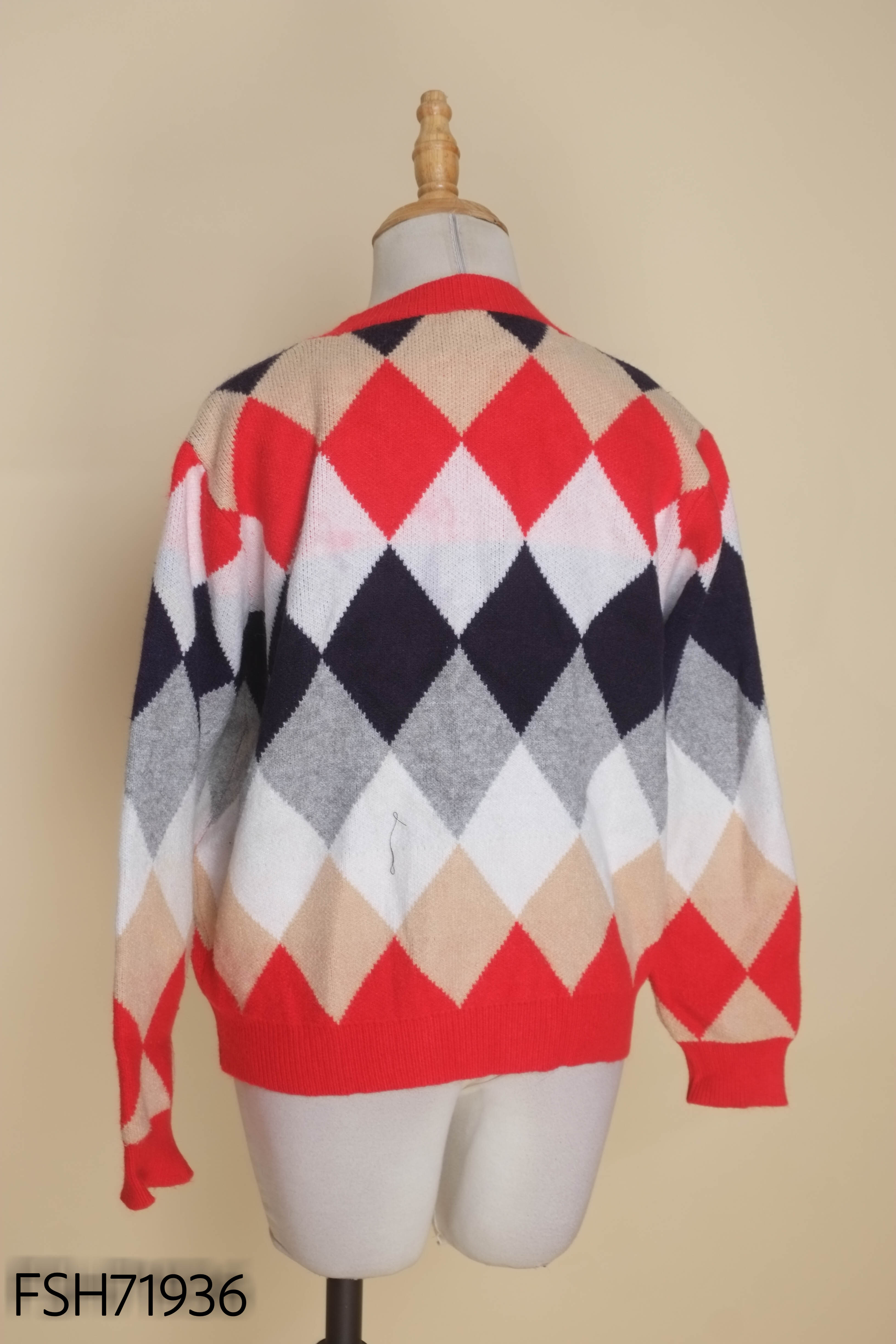 Cardigan len đỏ họa tiết