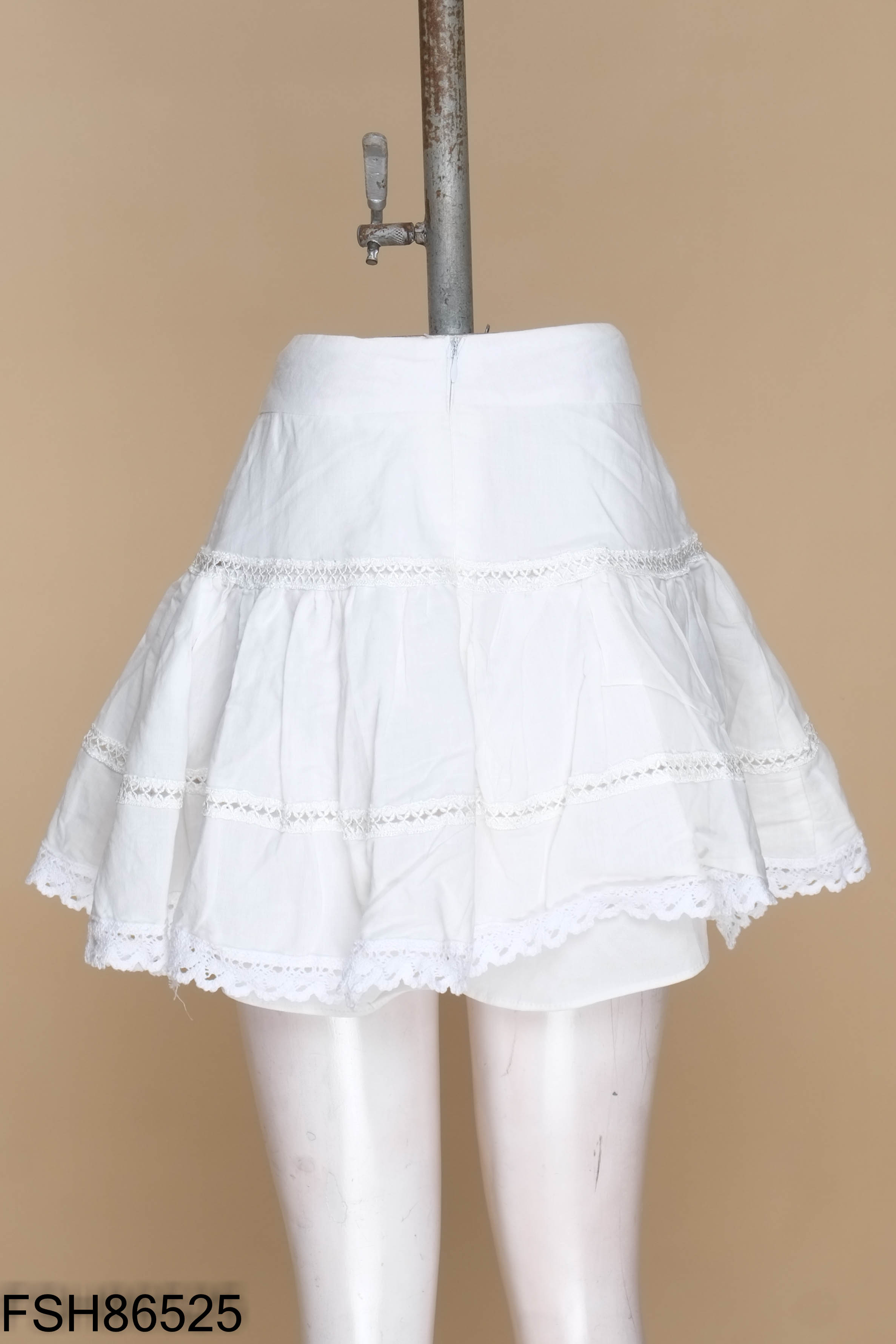 Chân váy đũi trắng viền ren