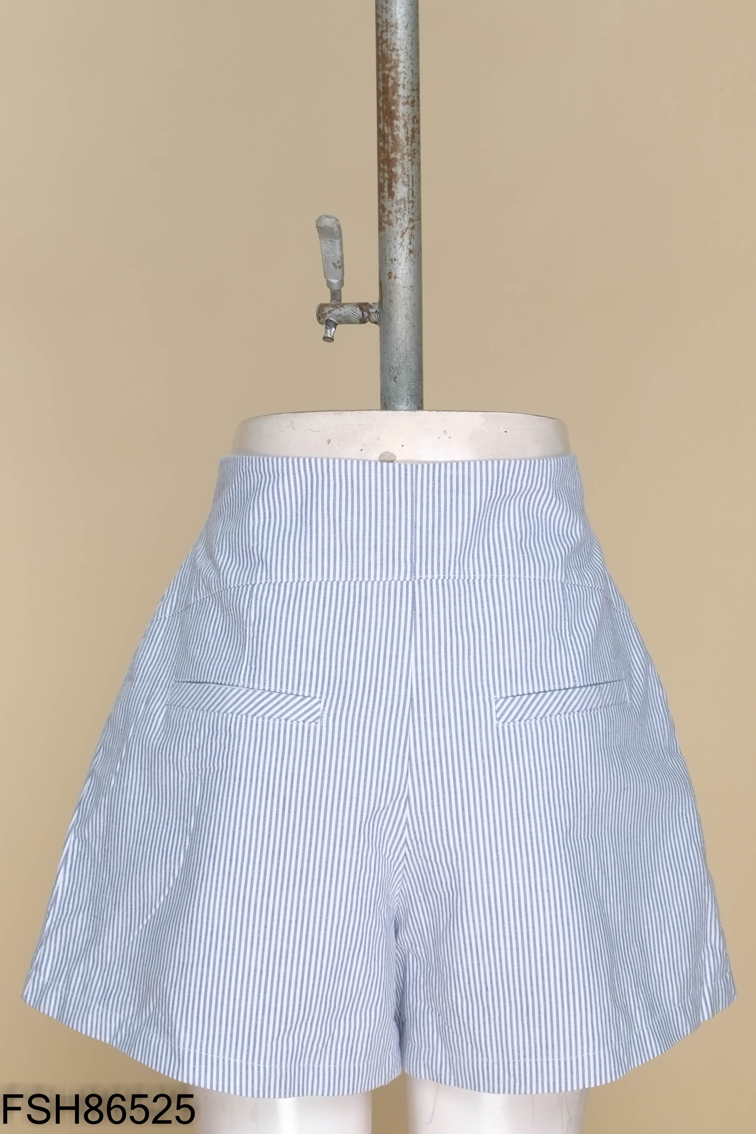 Quần shorts xám sọc