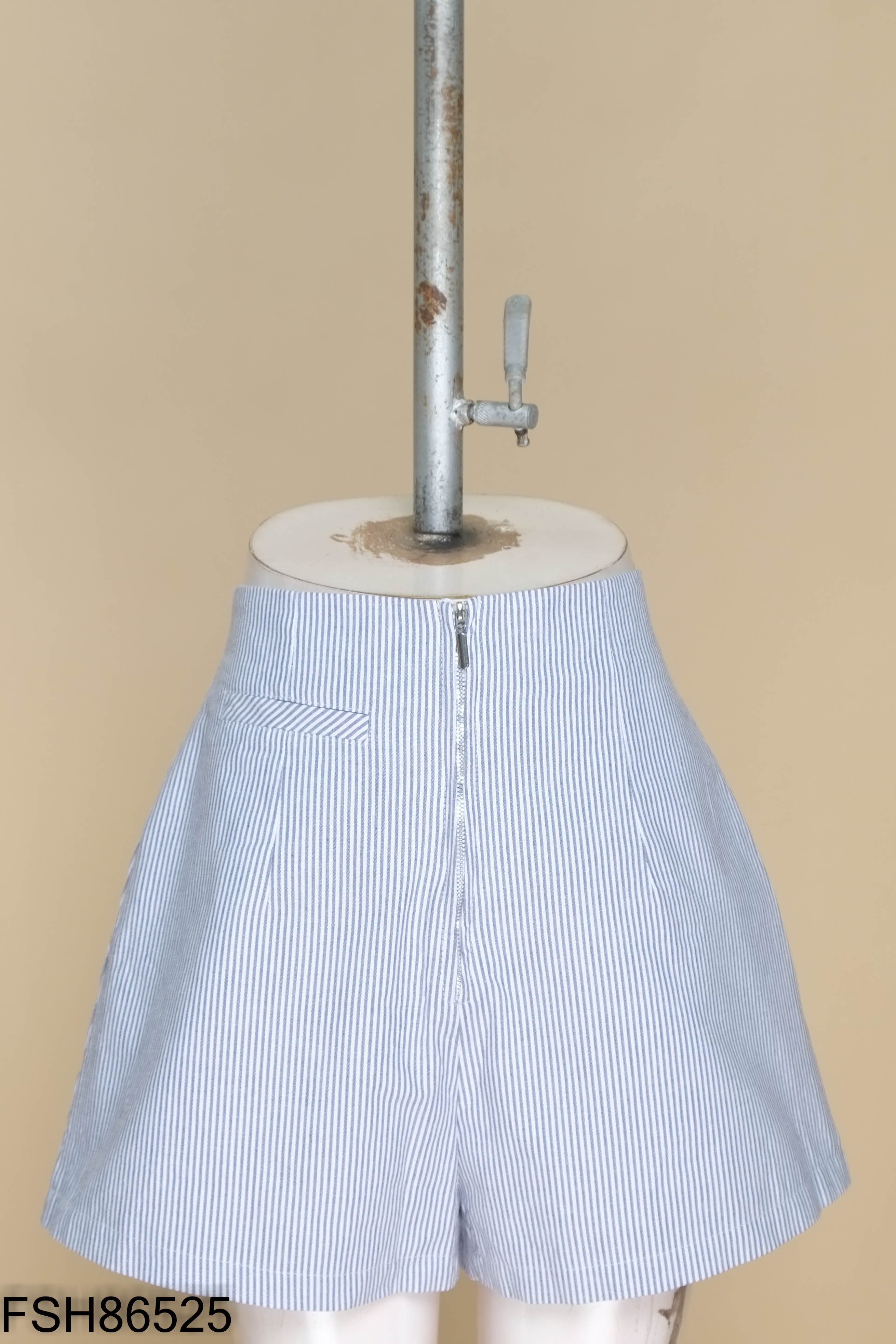 Quần shorts xám sọc