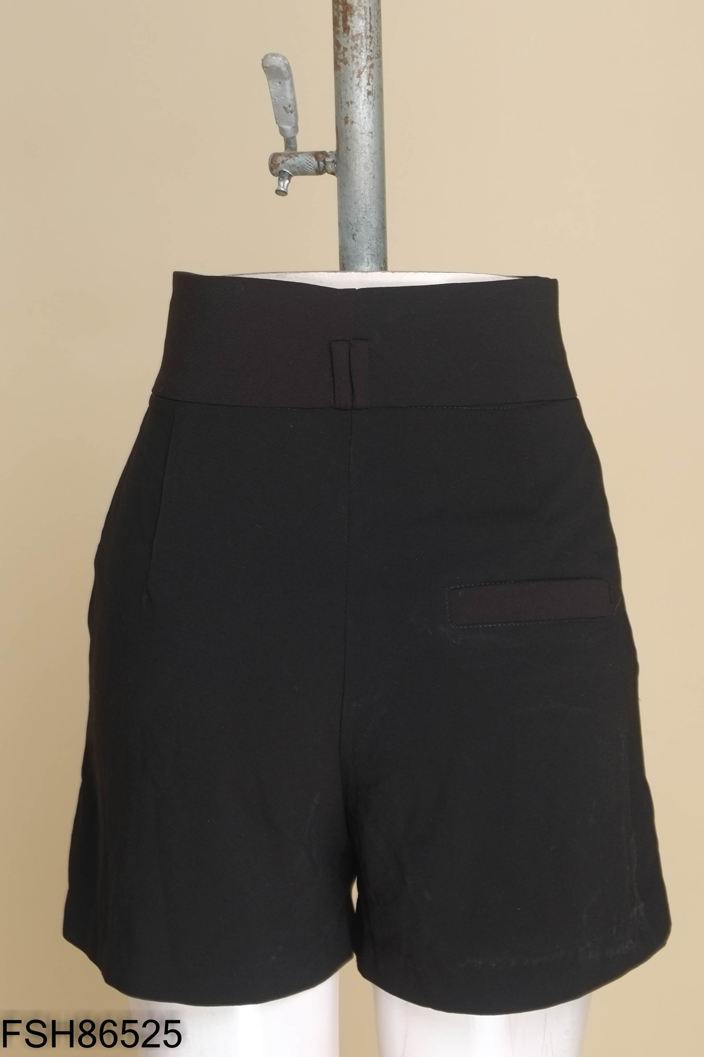 Quần shorts đen ly eo