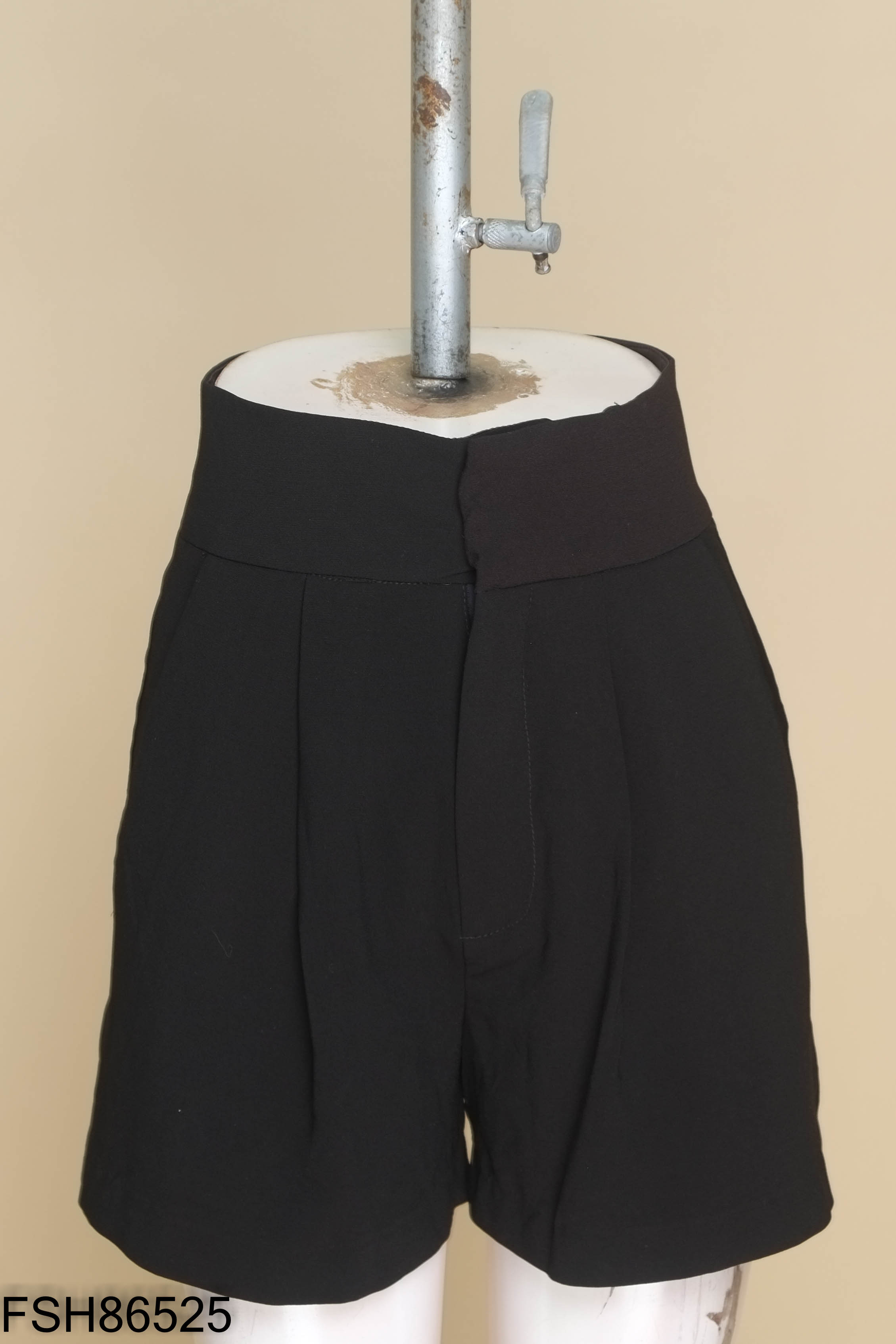 Quần shorts đen ly eo