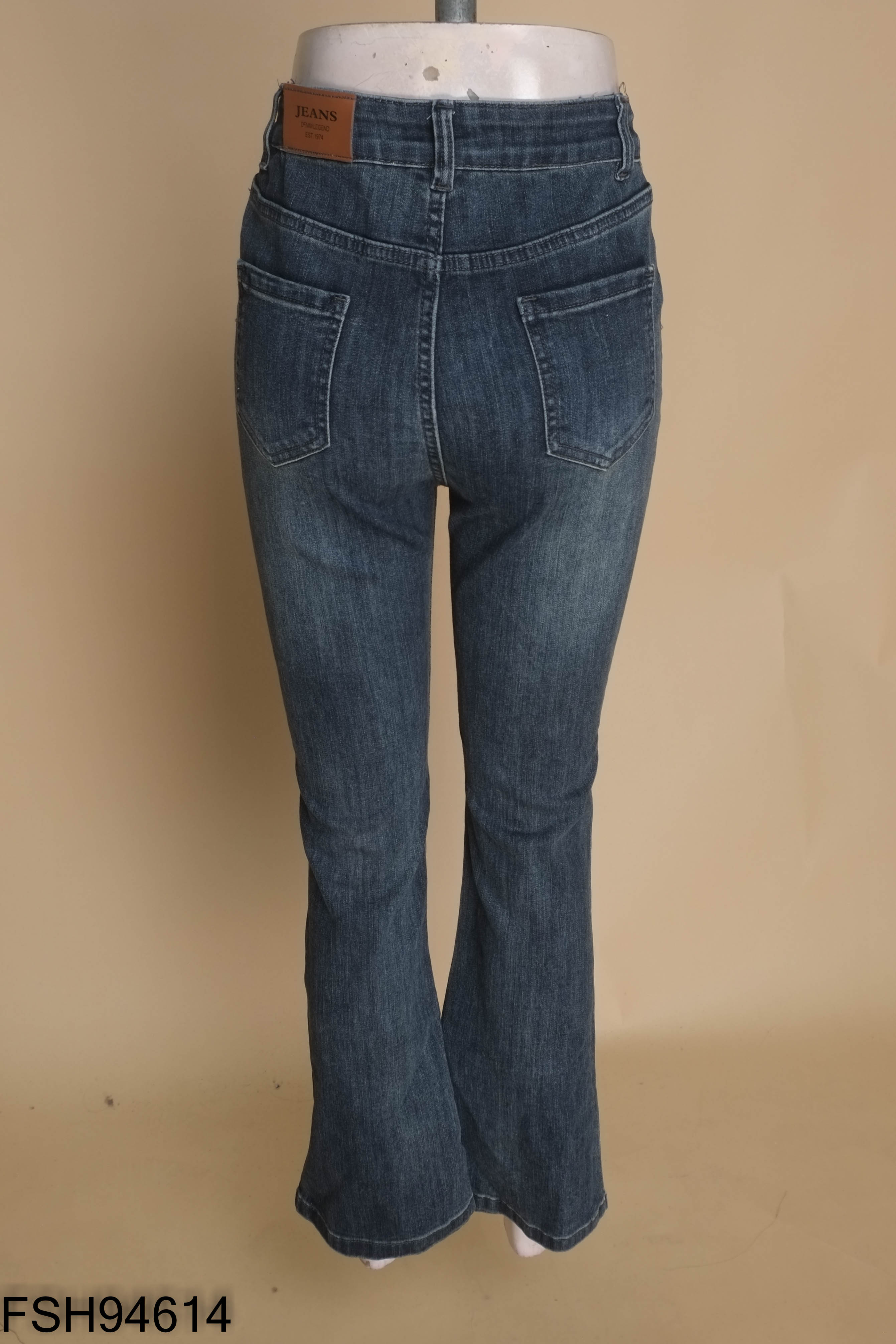 Quần jeans xanh ống loe