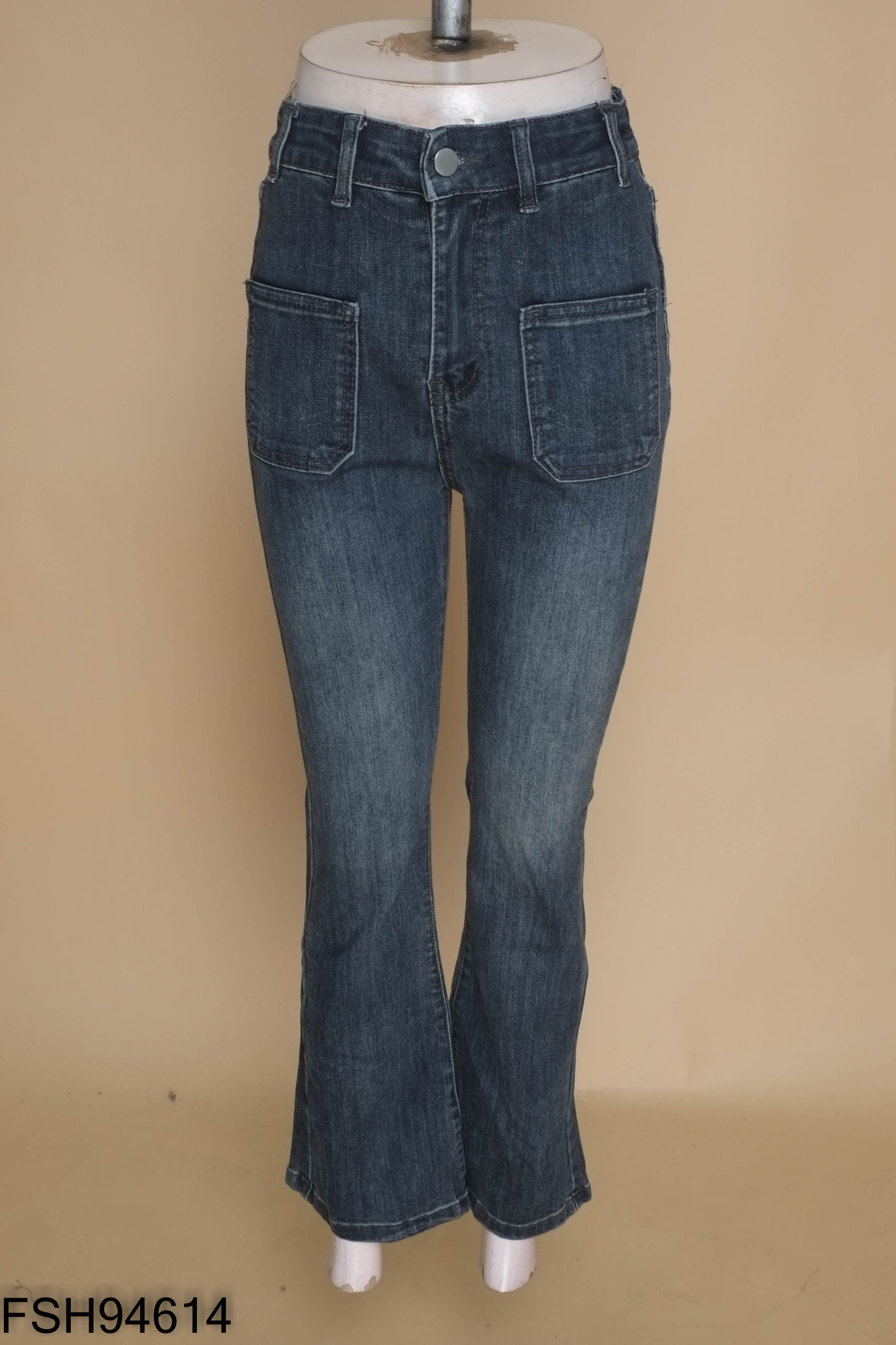 Quần jeans xanh ống loe