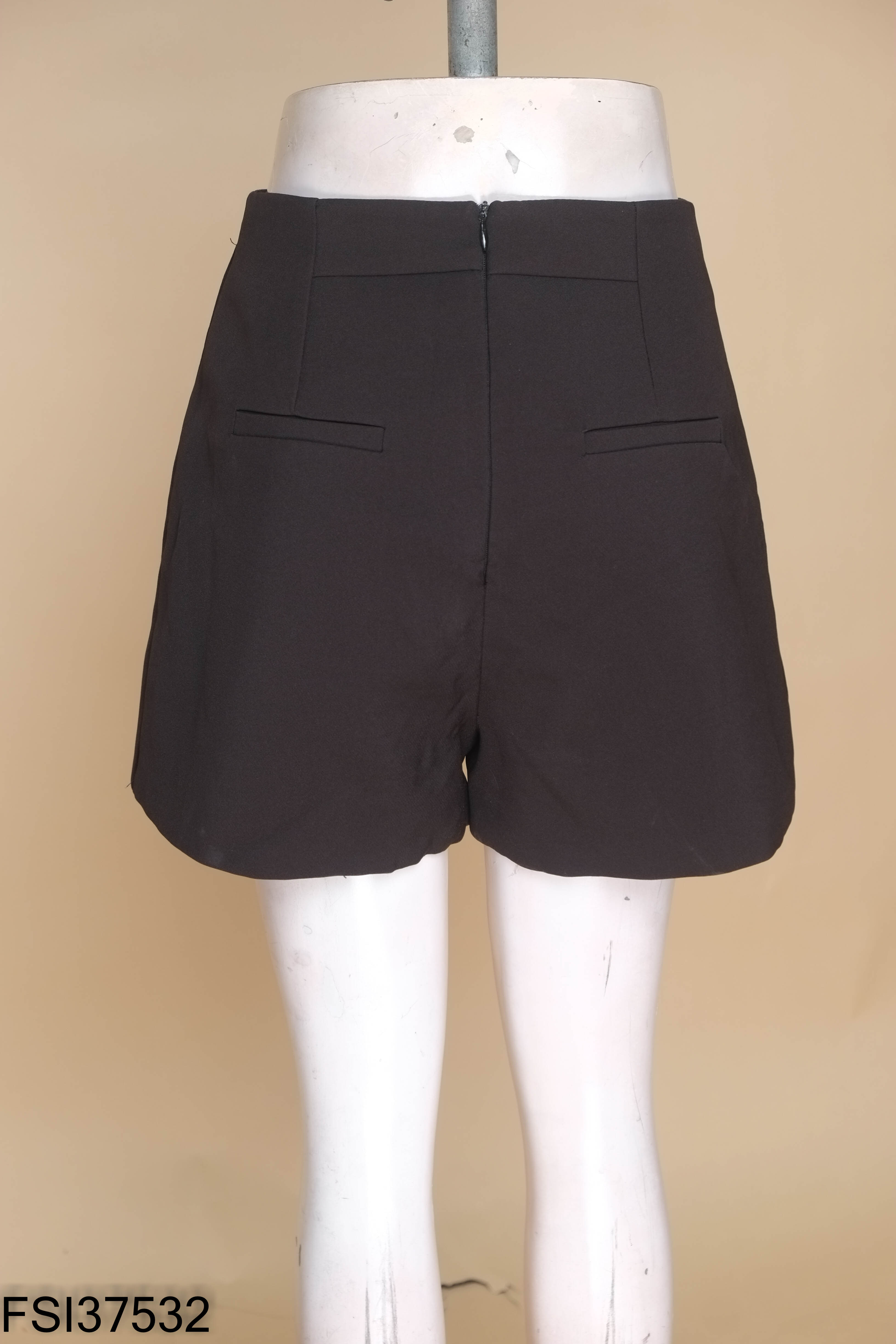 Quần shorts đen phối khuy bạc