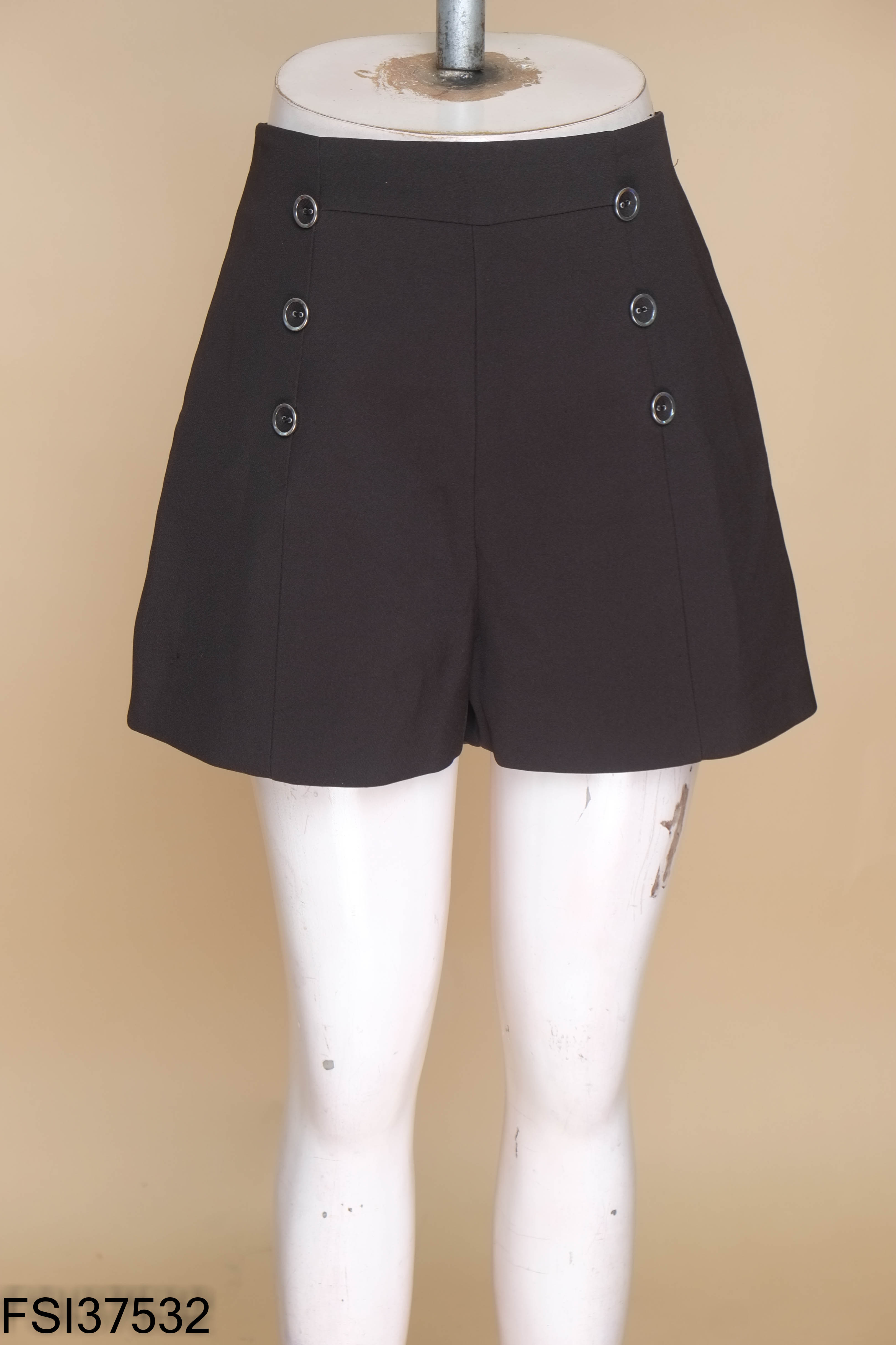 Quần shorts đen phối khuy bạc