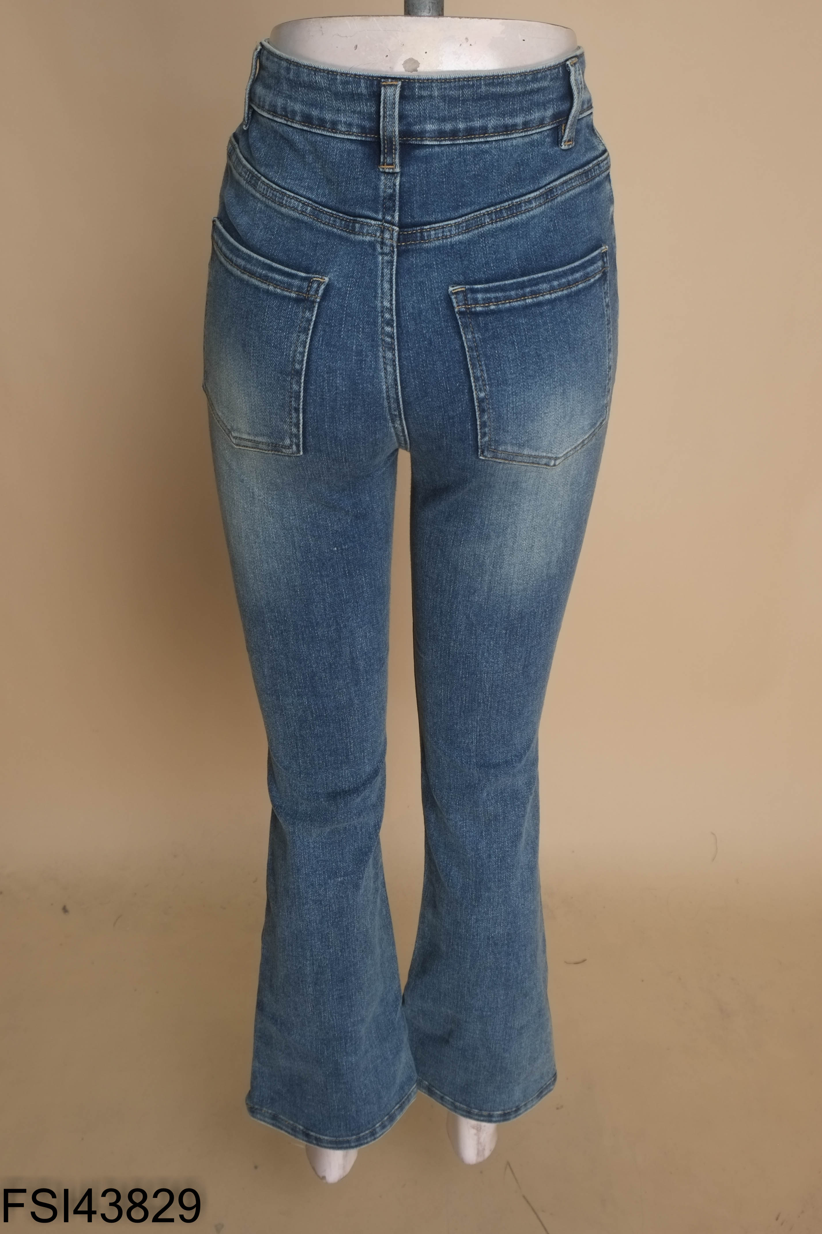 Quần jeans xanh ống loe