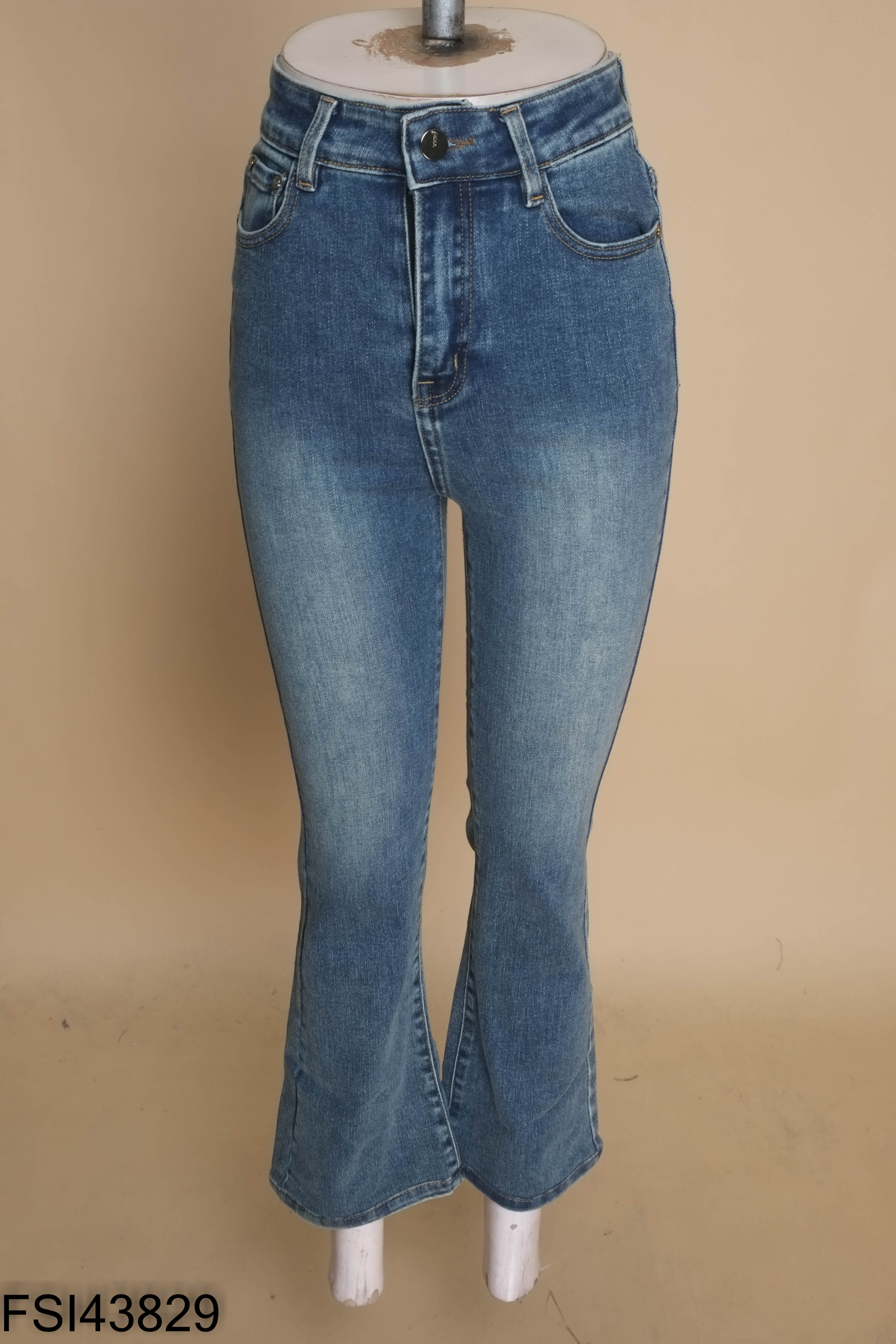 Quần jeans xanh ống loe