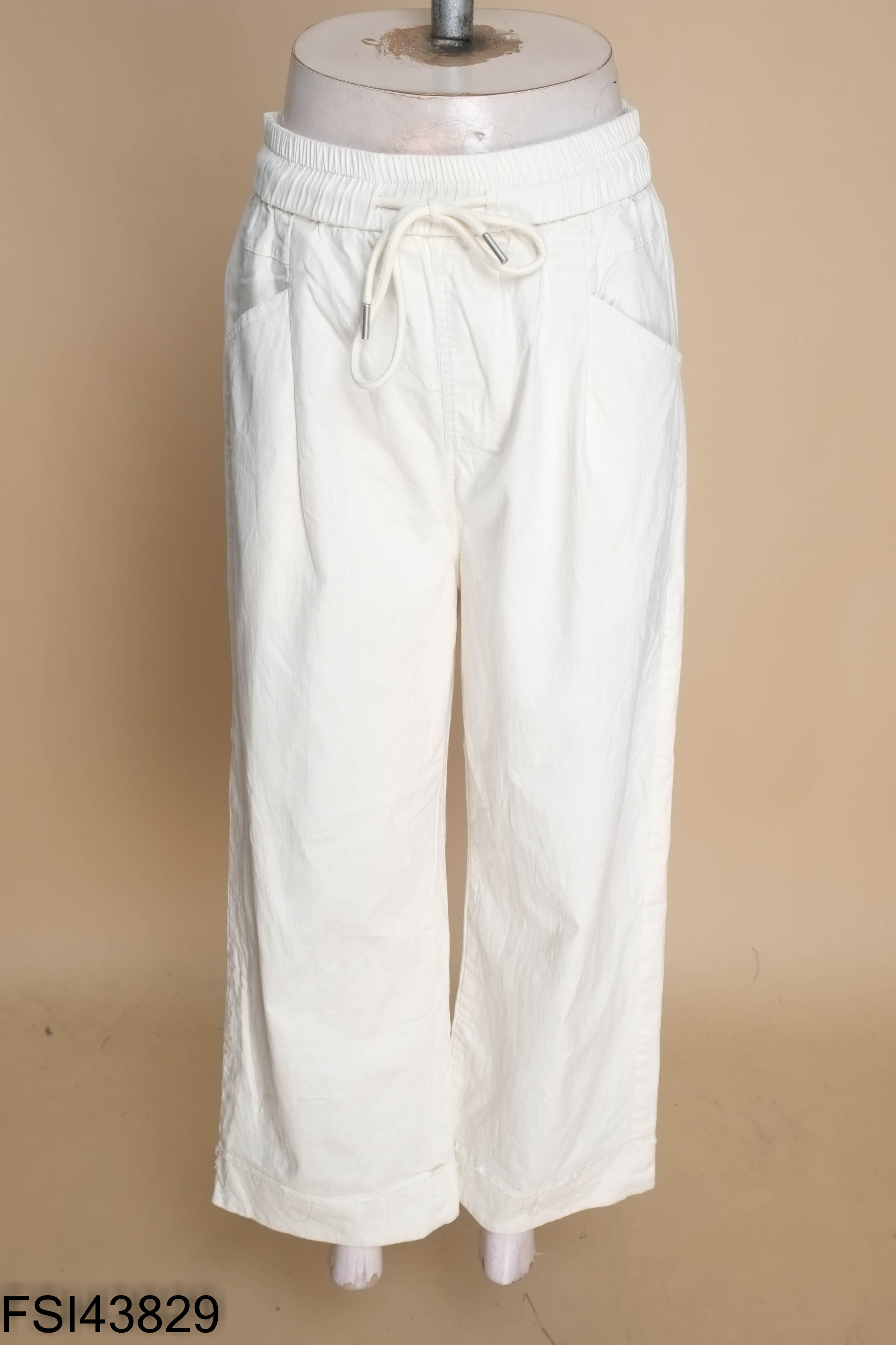 Quần kaki be ống rộng