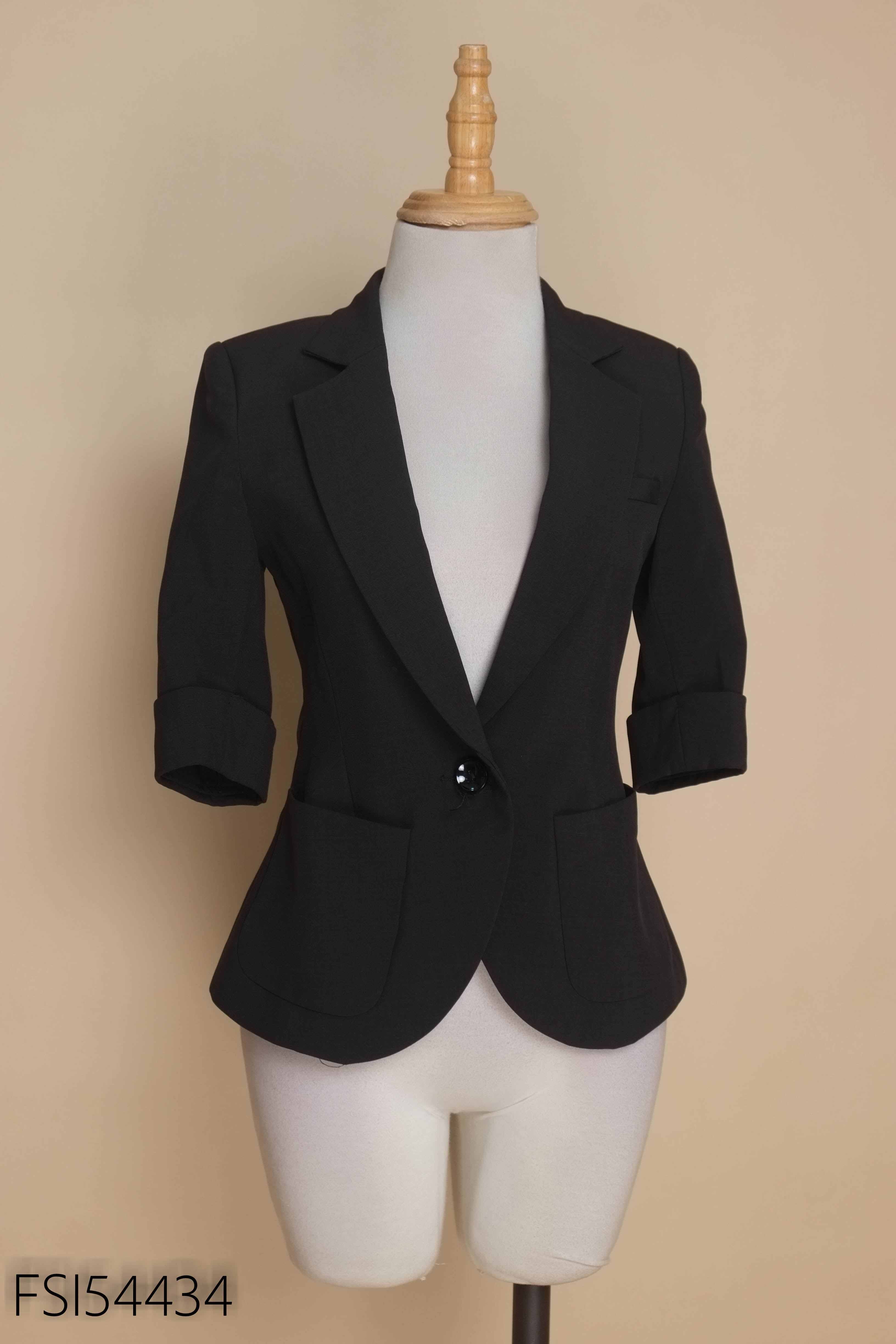 Áo đen TNG khoác vest