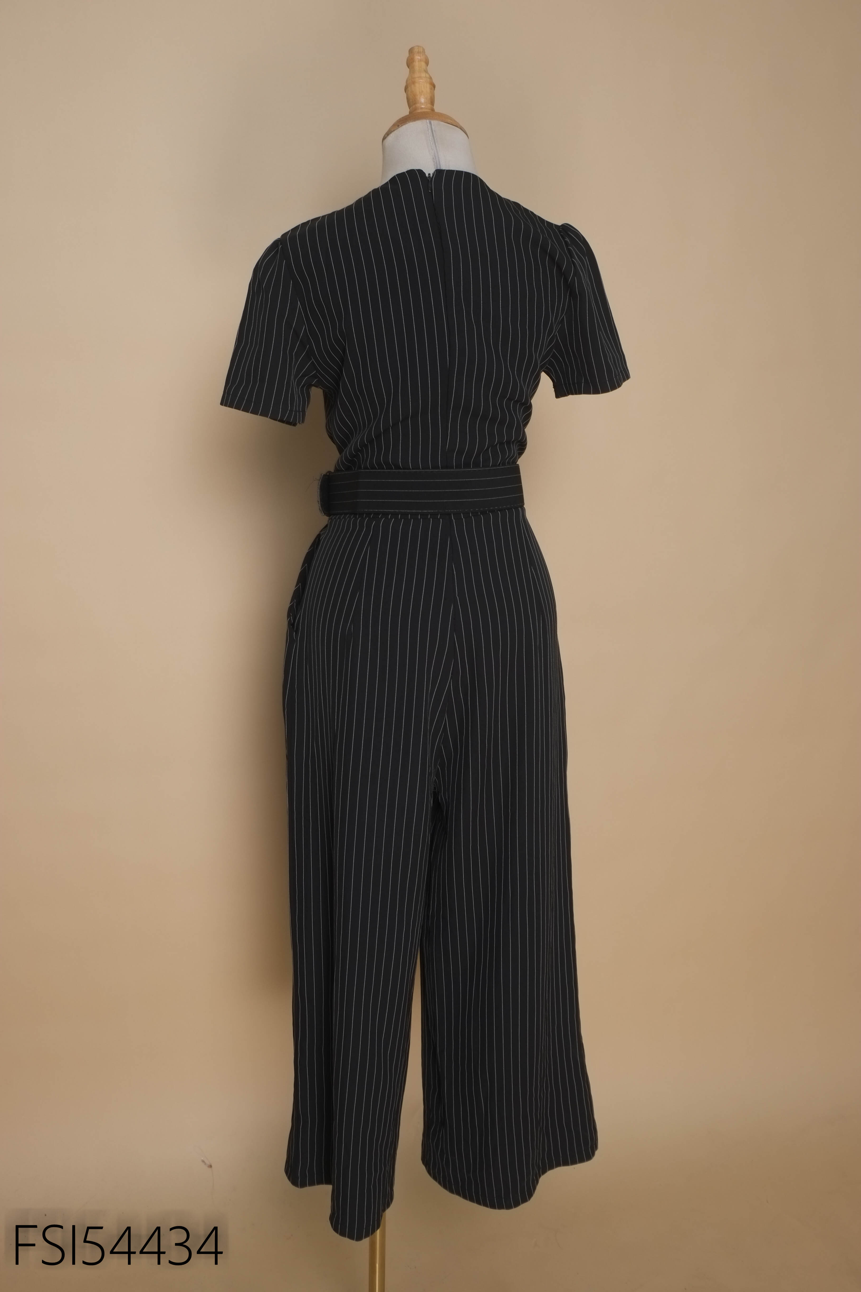 Jumpsuit đen kẻ sọc trắng kèm đai