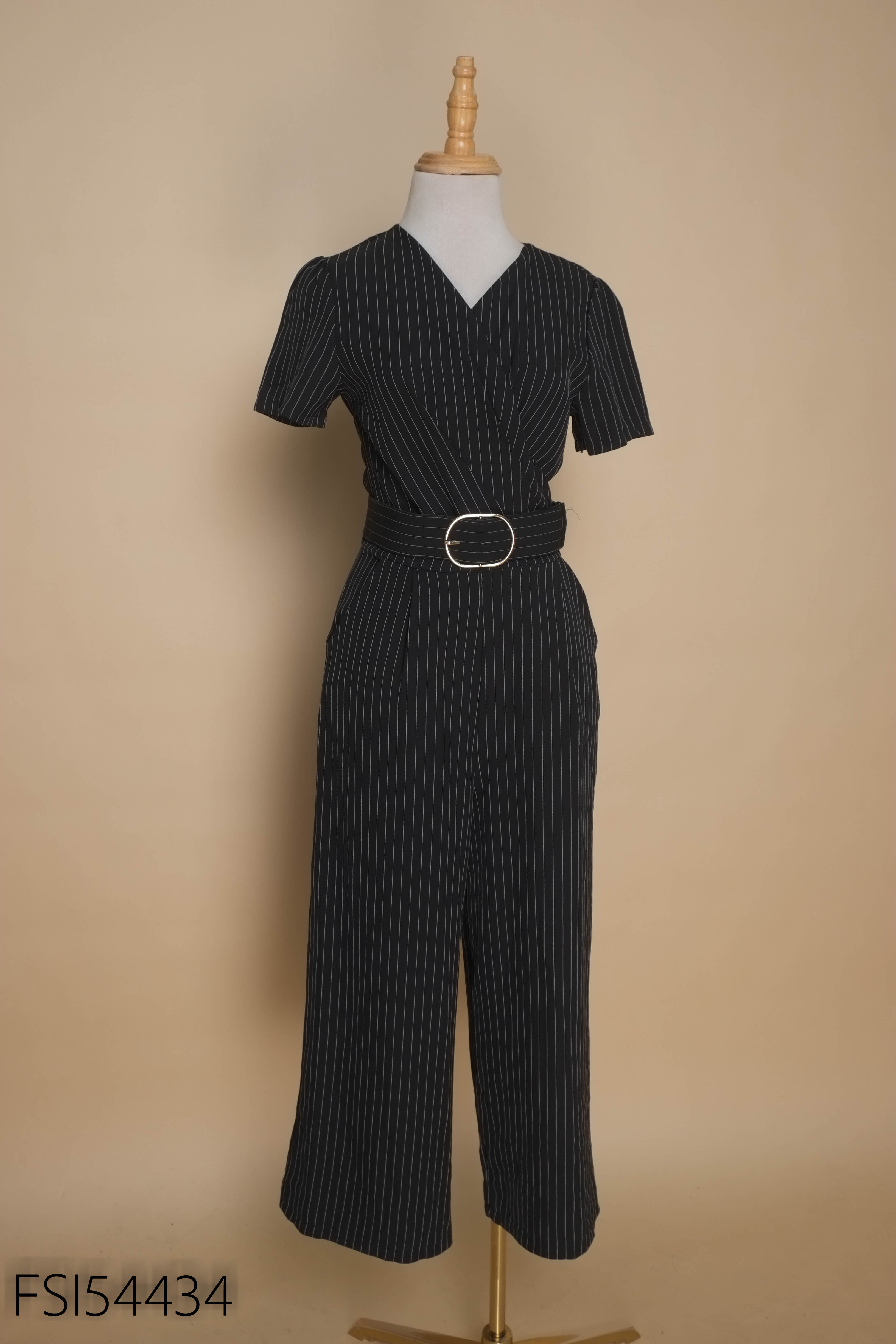 Jumpsuit đen kẻ sọc trắng kèm đai