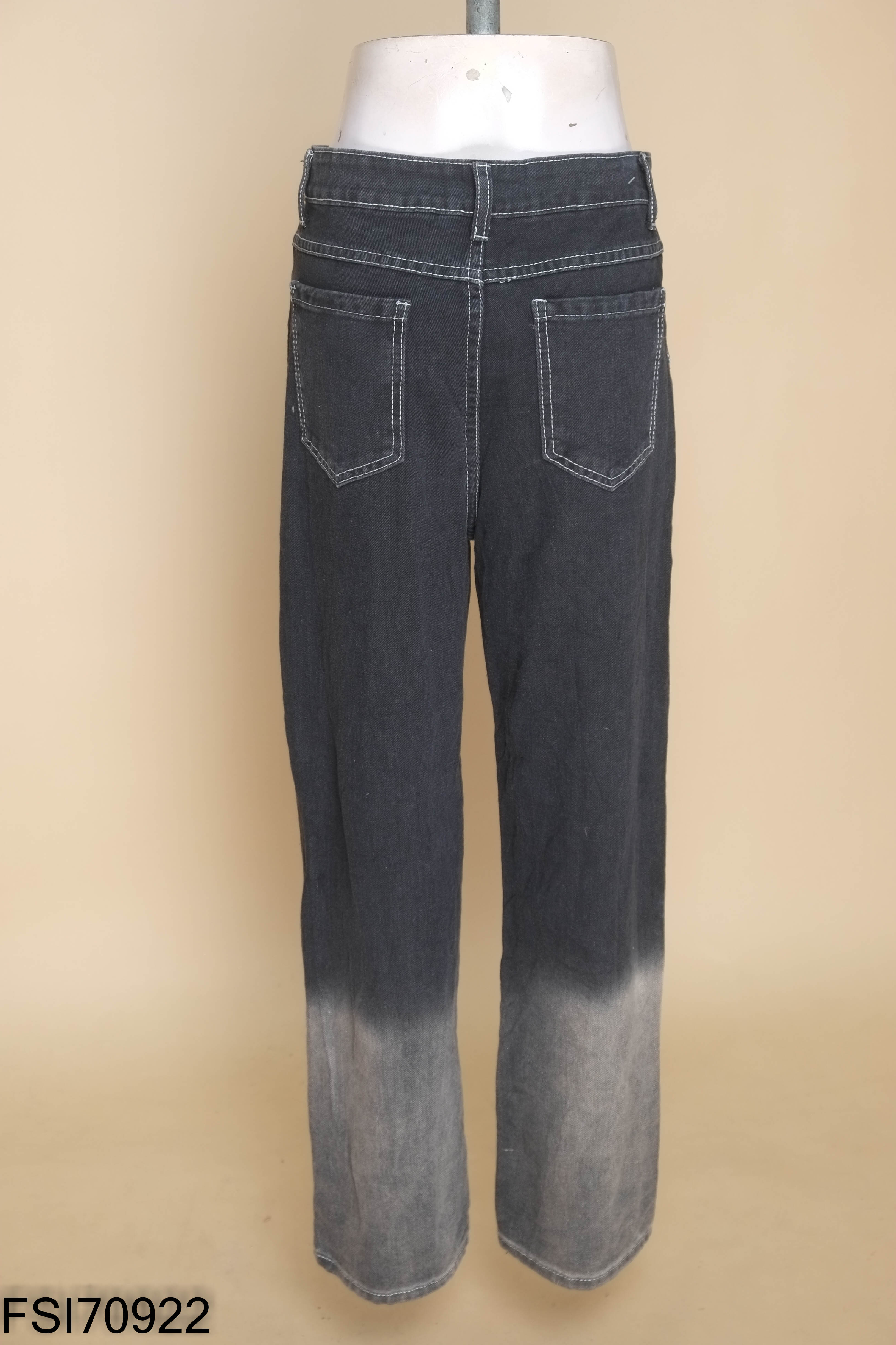 Quần jeans đen xỏ dây ống