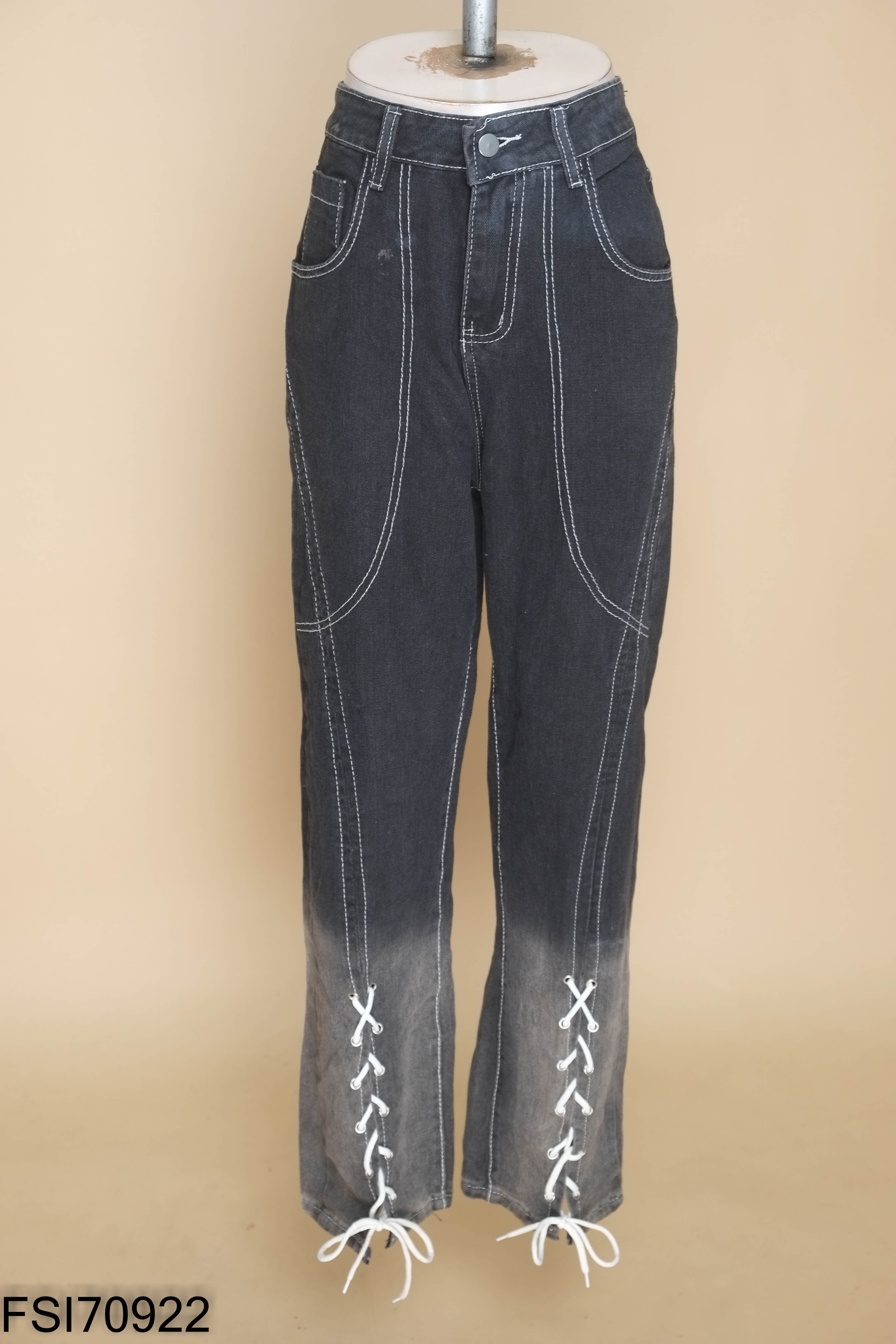 Quần jeans đen xỏ dây ống