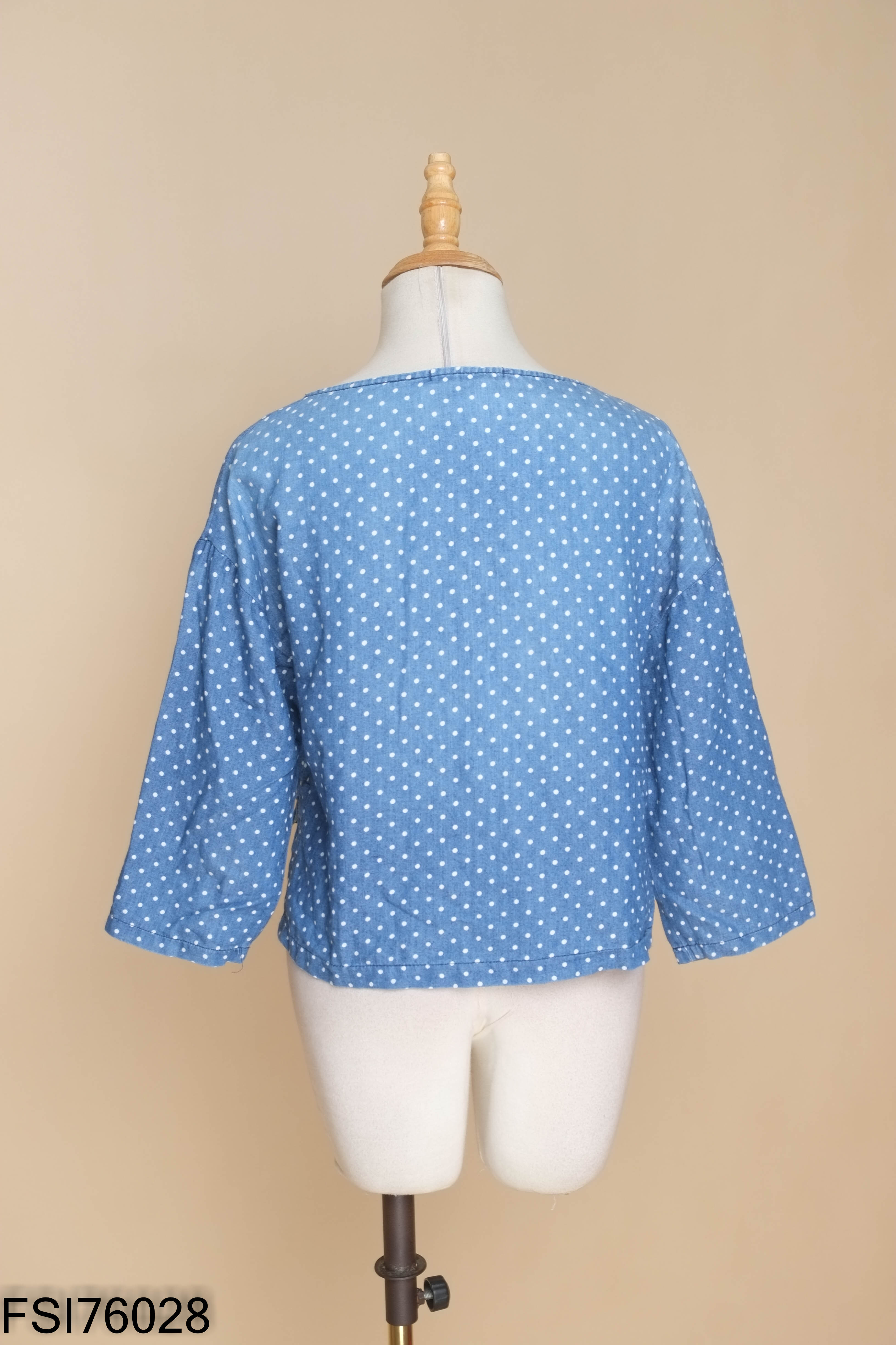 Áo jeans xanh OYSTER AND SNAIL chấm bi (bạc màu nhẹ)