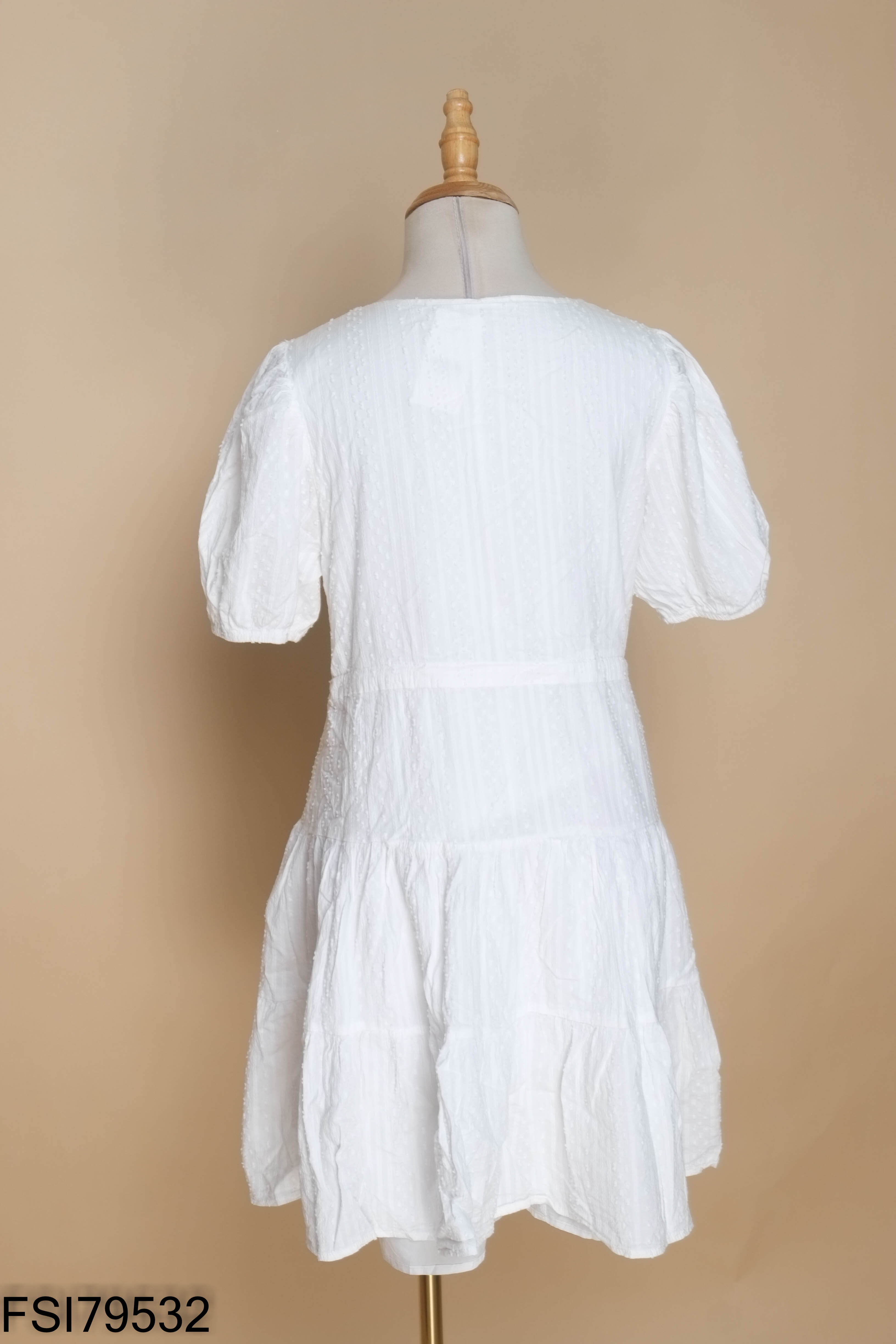 Váy babydoll trắng cổ tim