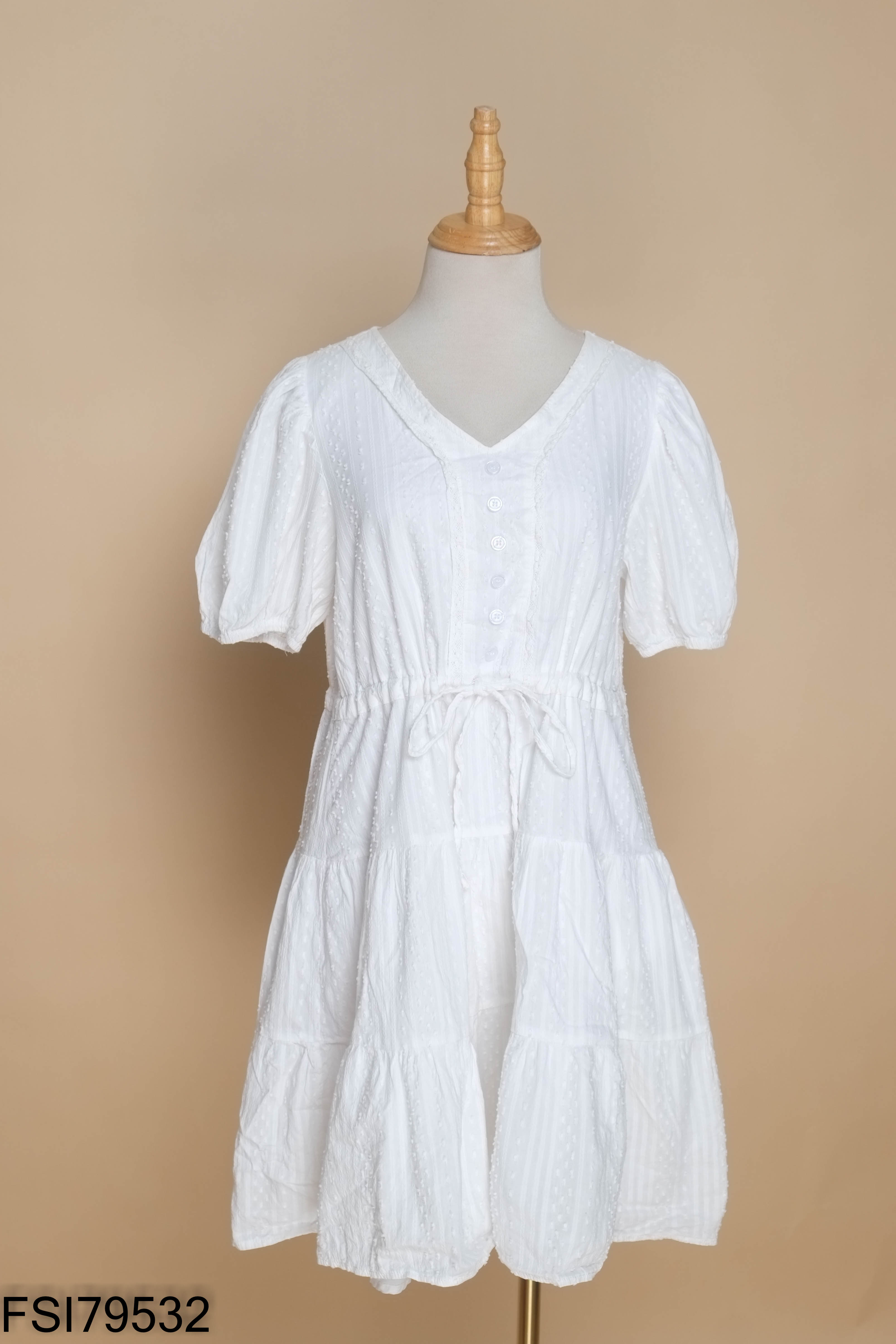 Váy babydoll trắng cổ tim