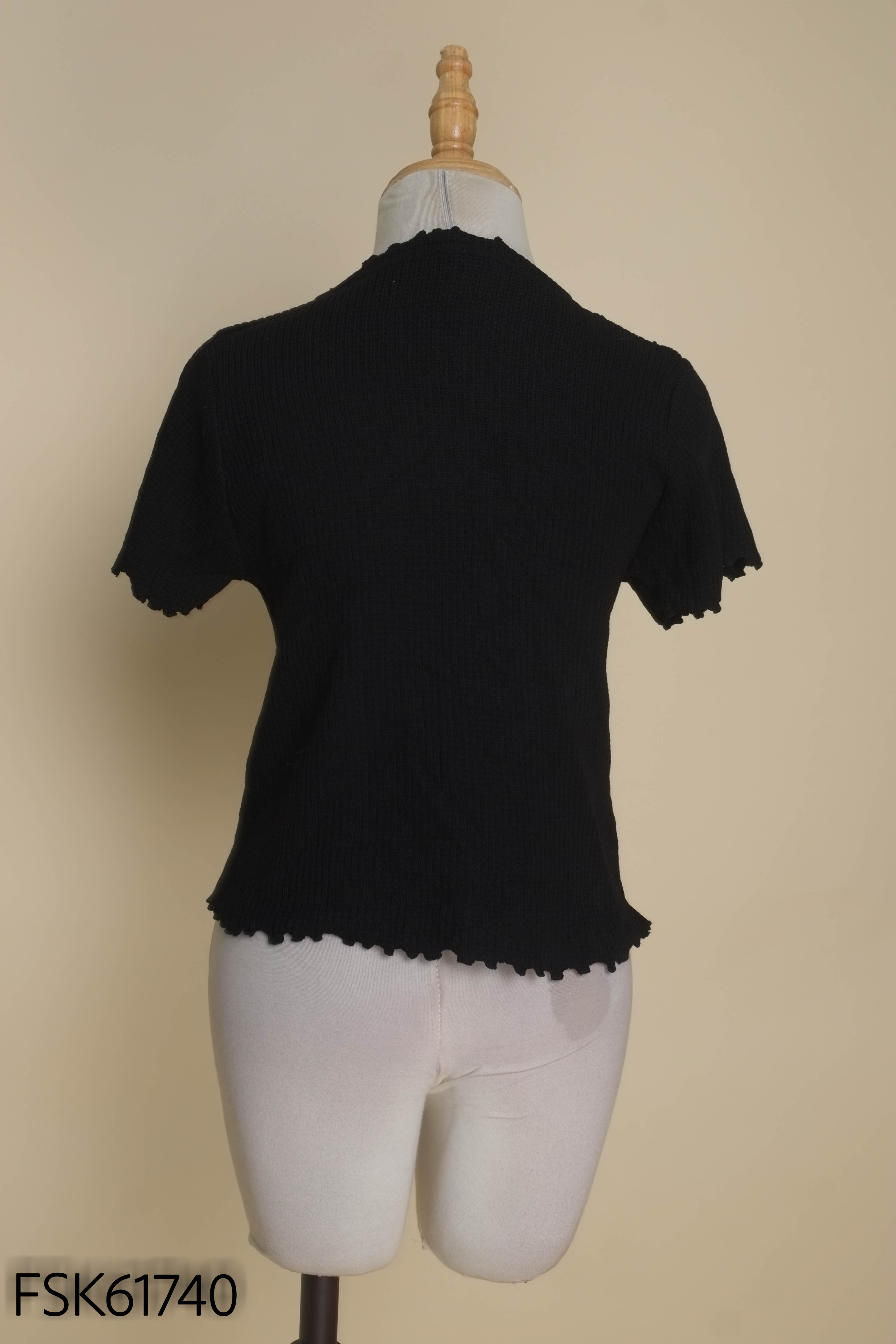 Áo đen viền ren cổ tim